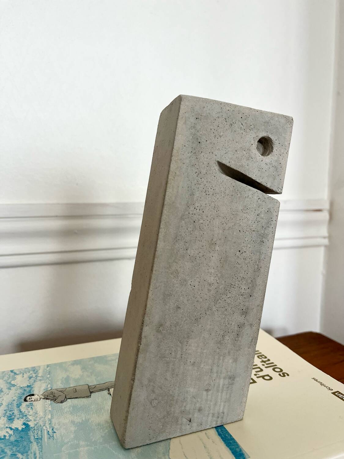 Sculpture en béton moderniste