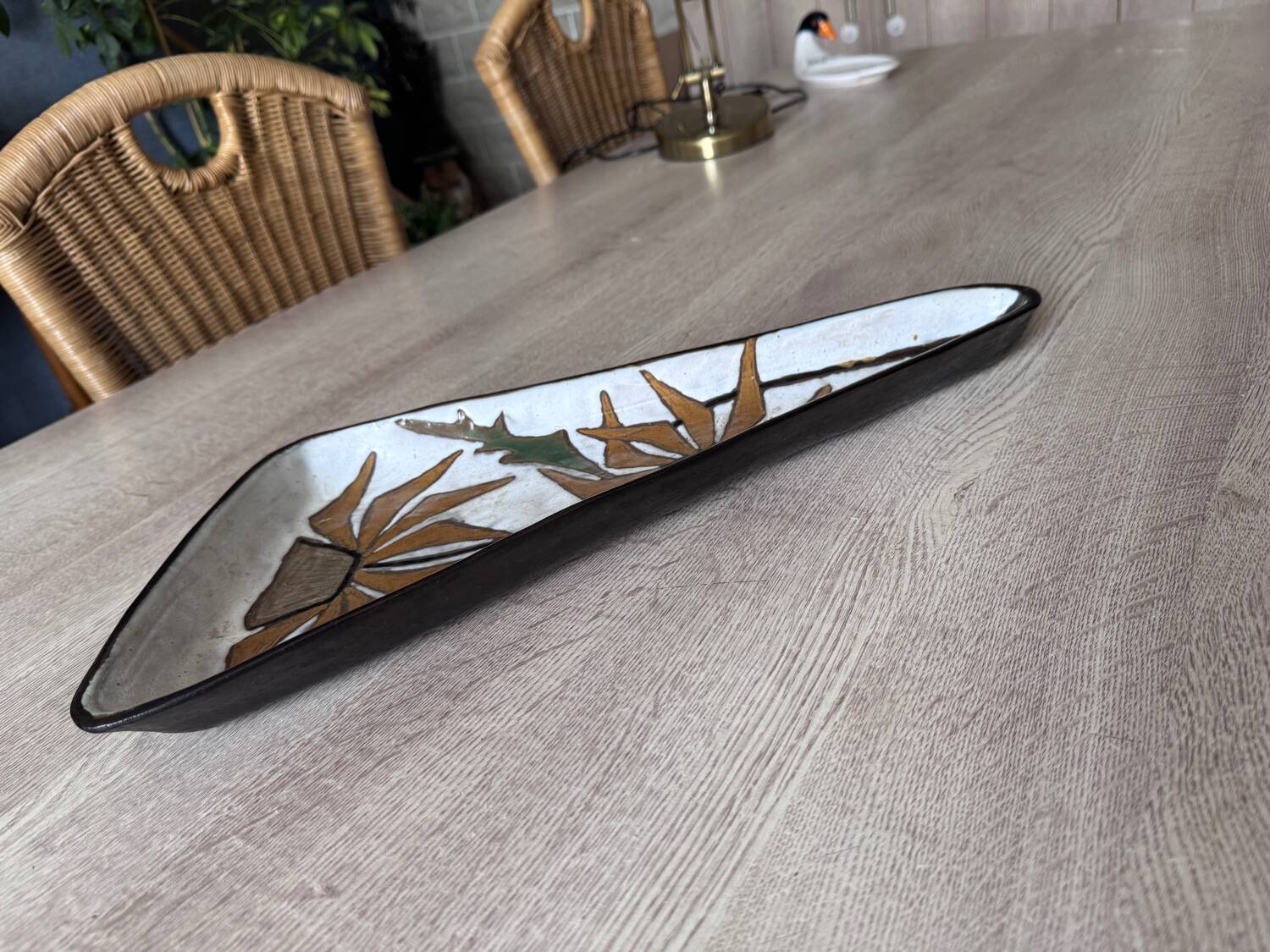 Plat décoratif en céramique signé Odette Dijeux