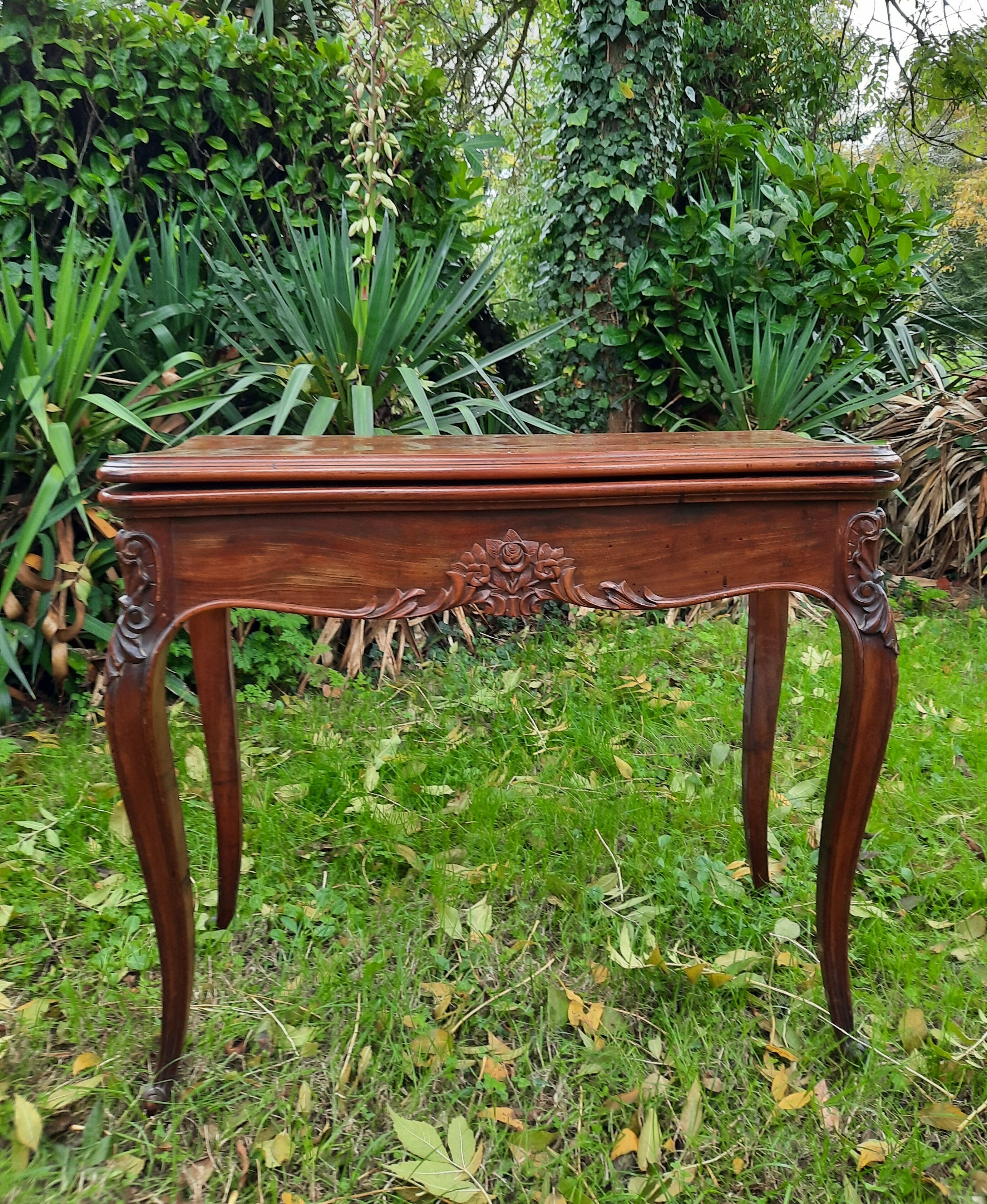 Table à jeu style Louis XV en acajou