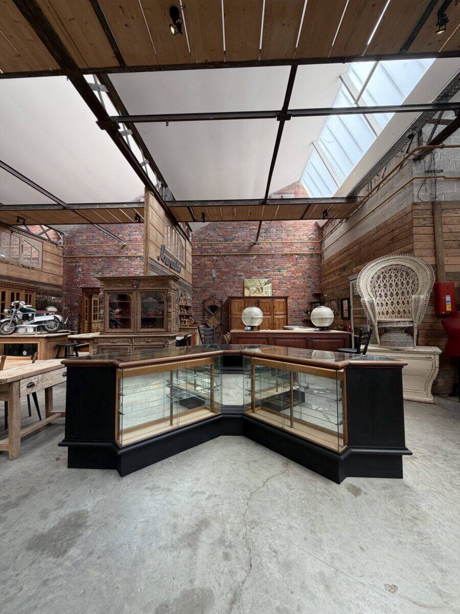 Ancien comptoir vitrine d’angle de maroquinier