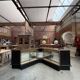 Ancien comptoir vitrine d’angle de maroquinier