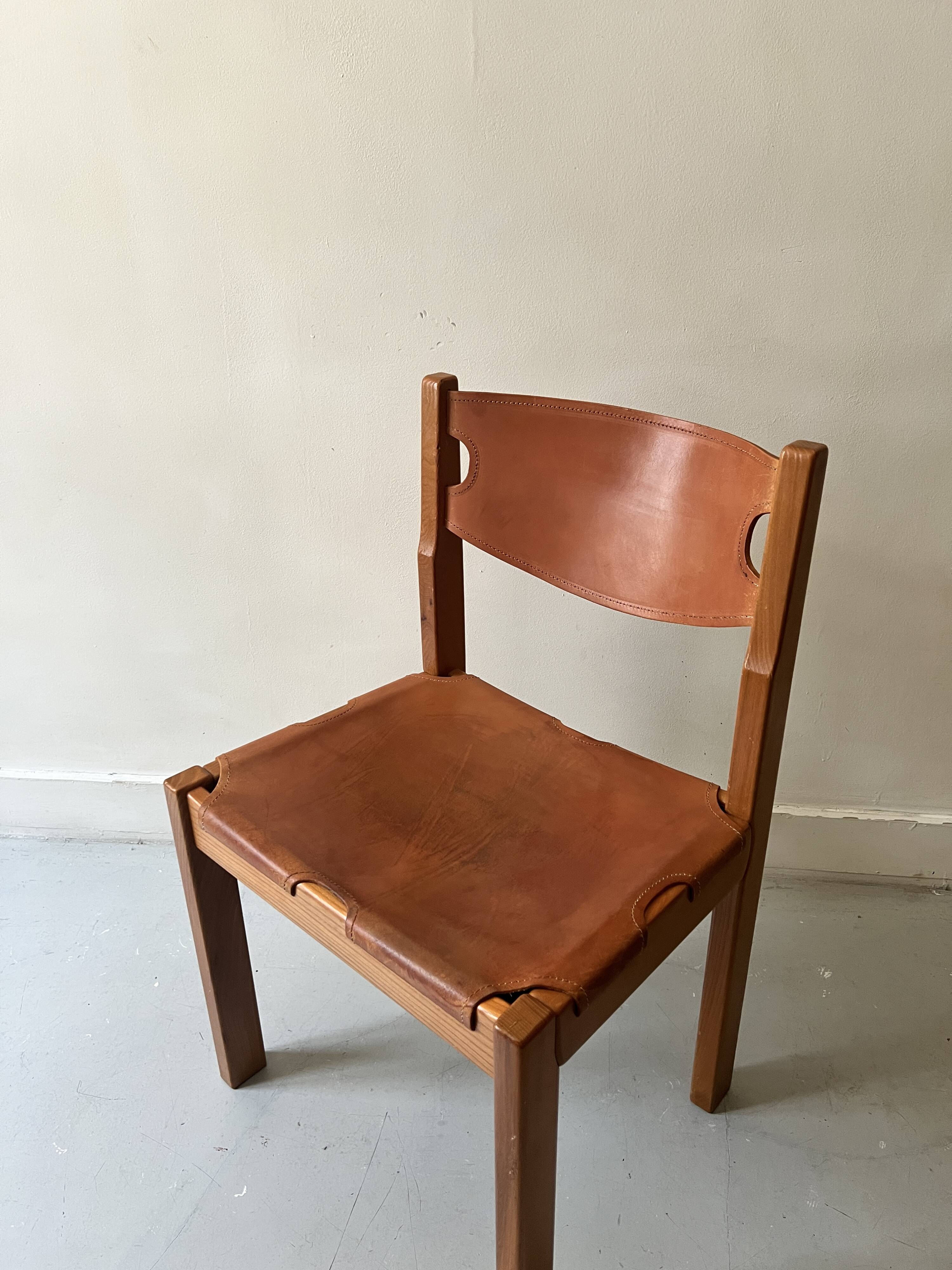 Chaise en bois d'orme et cuir camel Maison Regain, design France