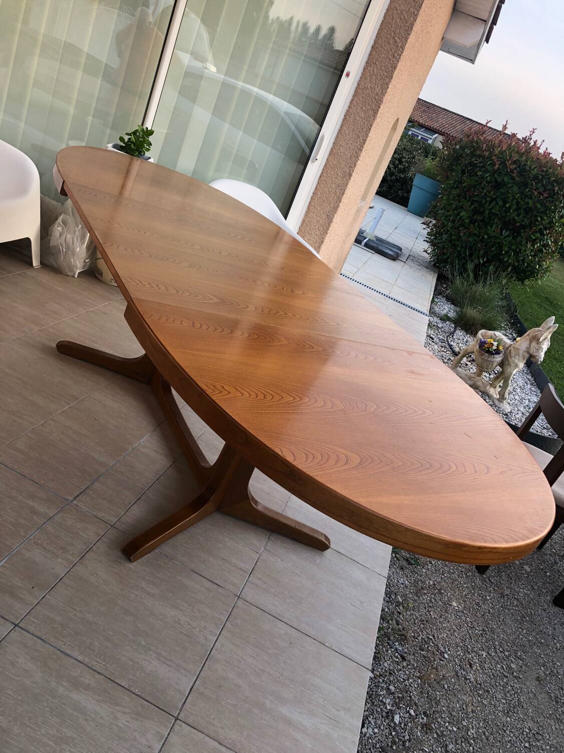 Baumann extendable oval dining table