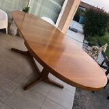 Baumann extendable oval dining table