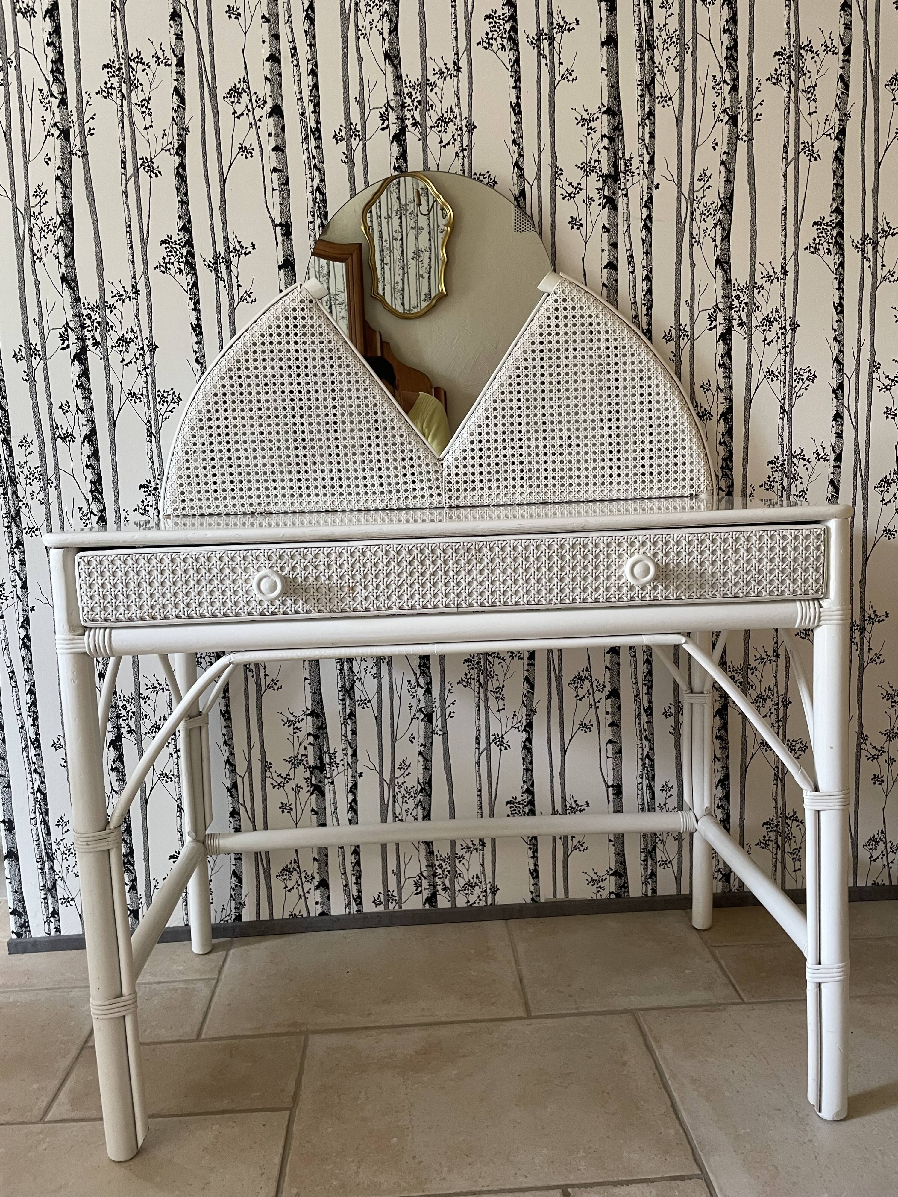 Coiffeuse en rotin blanc