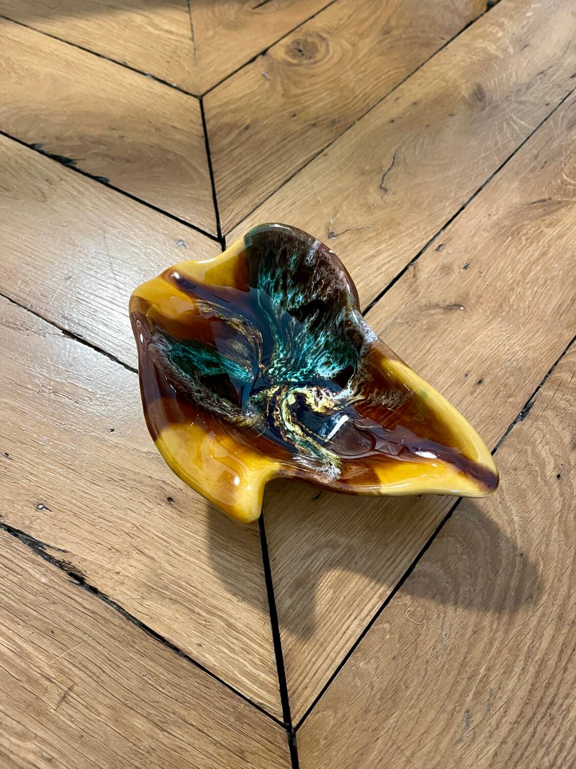 Vine leaf pocket emptier, characteristic of Vallauris