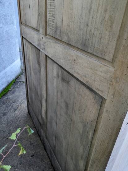 Armoire en bois naturel