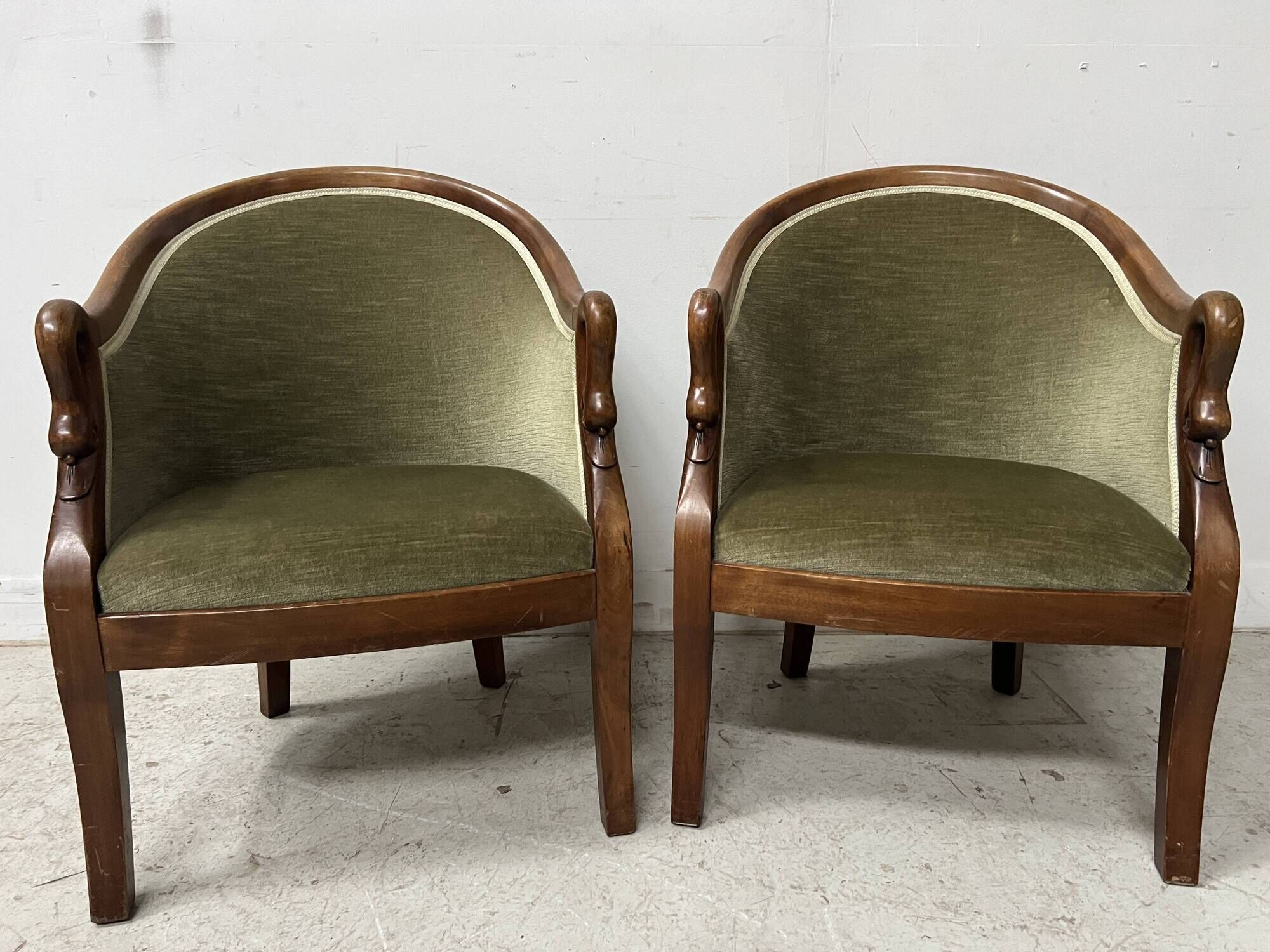 Paire de fauteuils de style gondole a col de cygnes XX siècle