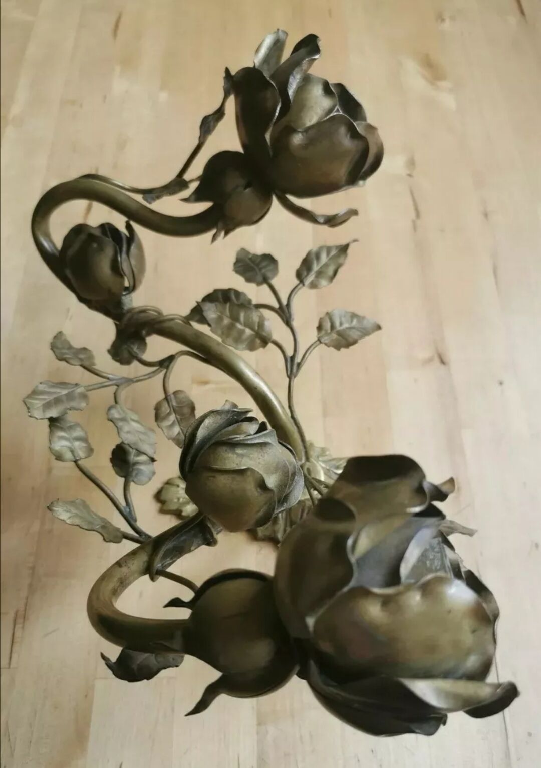 Brass wall sconce golden leaves and roses