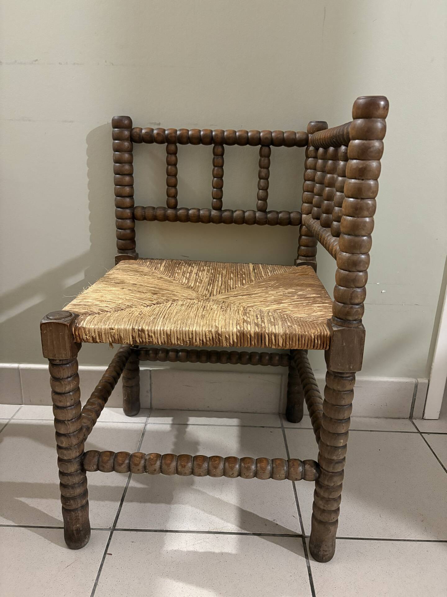 Chaise d’angle vintage en bois tourné
