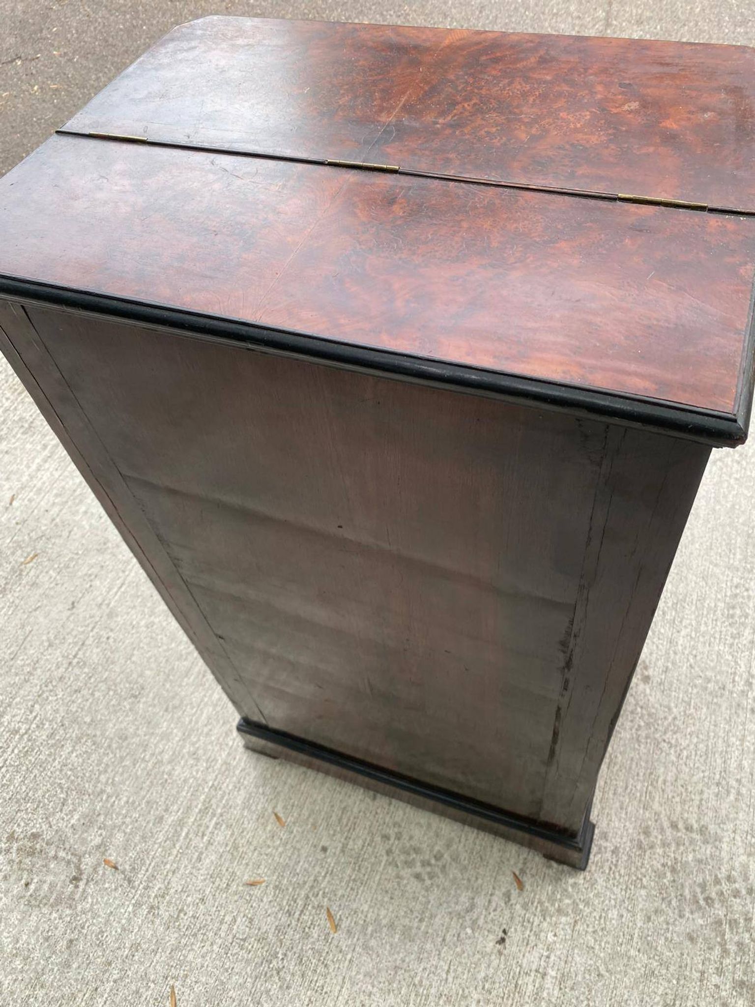 19th-century secretary chiffonnier in walnut burl & gilded leather with brass fittings.