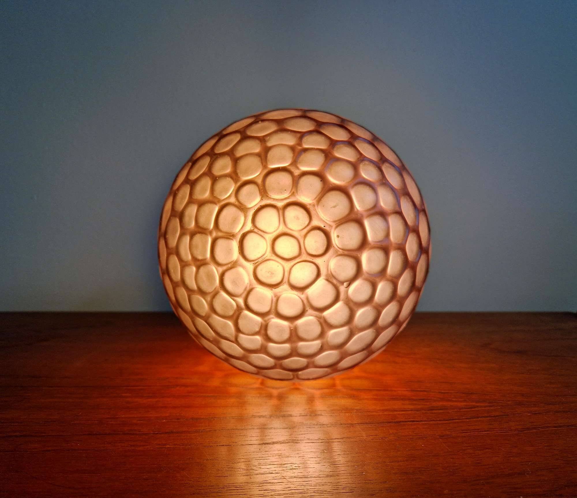 Plafonnier art déco en verre satiné alvéolé couleur aubergine, 1930