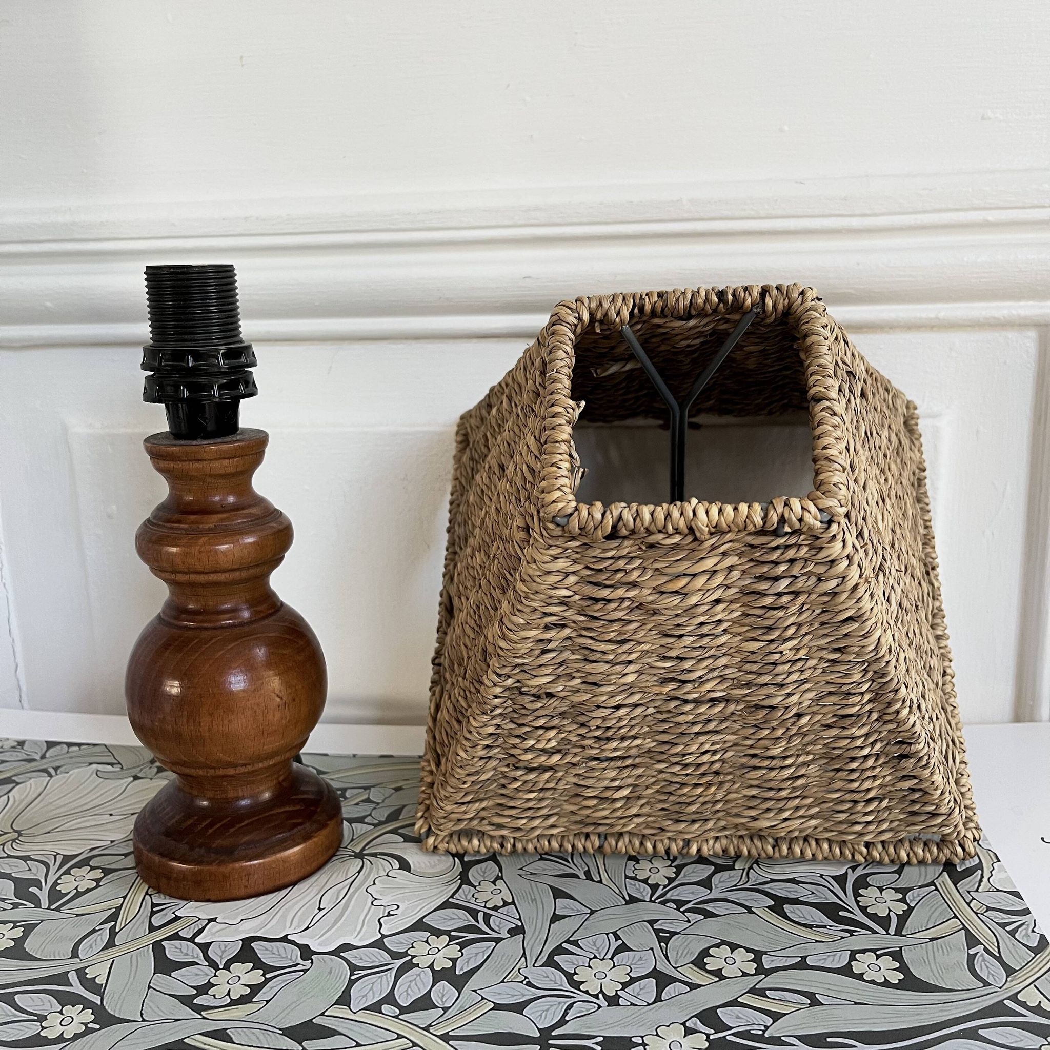 Lampe en bois, abat-jour corde, années 70