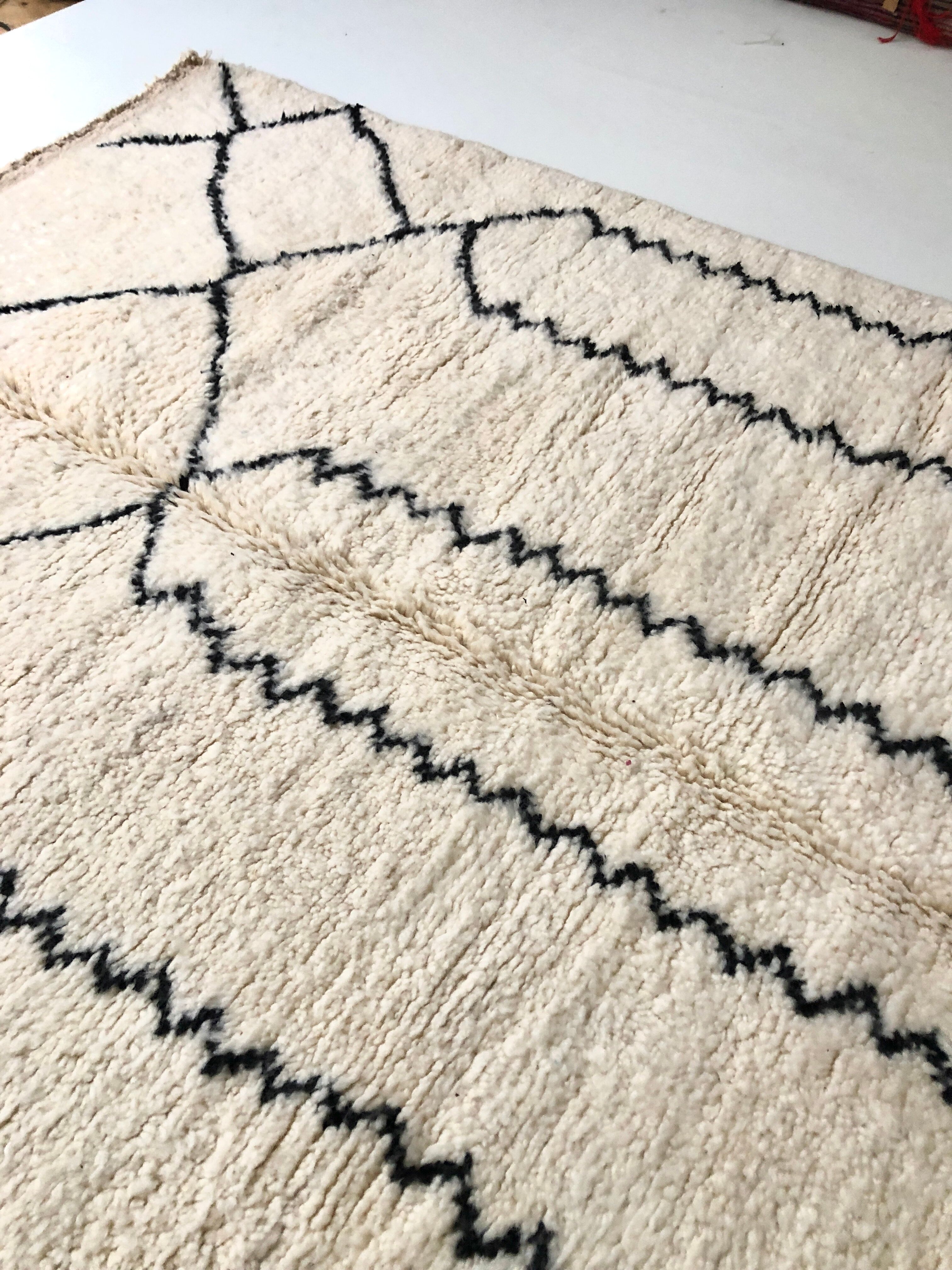 Berber carpet Beni Ouarain with black graphic patterns 2,43 x 1.65 m