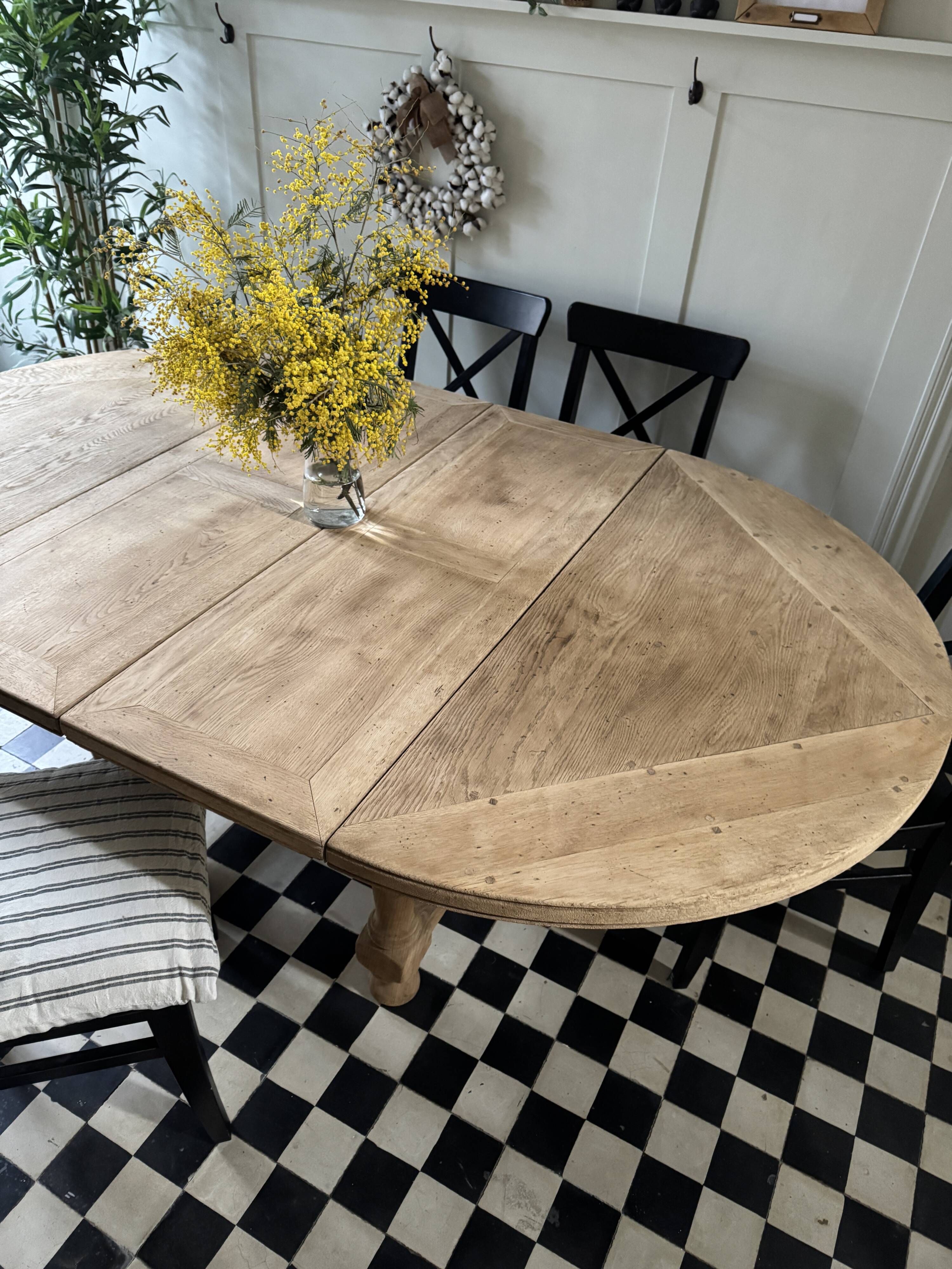Extendable solid oak table