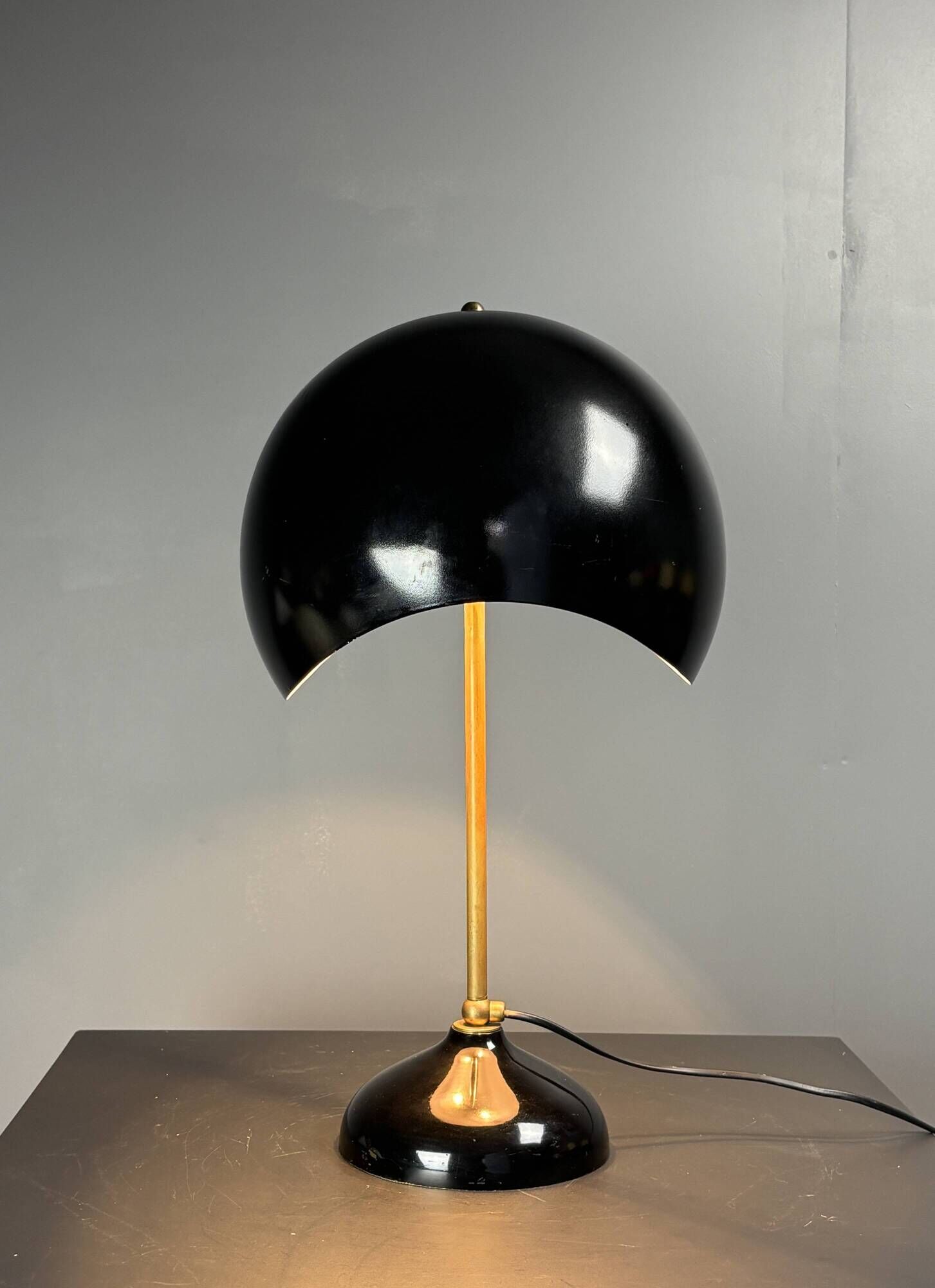 Midcentury Italian scallop mushroom wavy brass desk or table lamp, 1960s