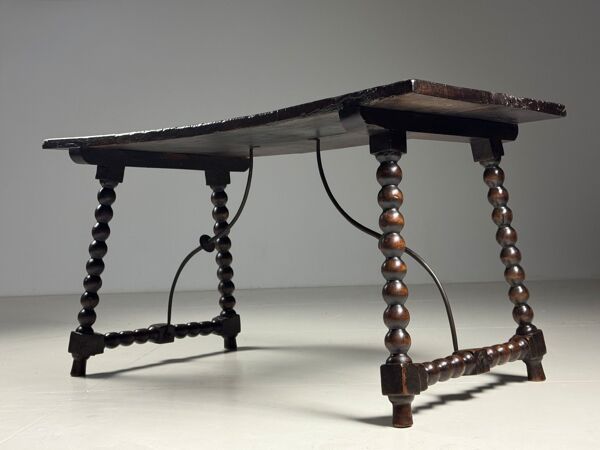 Table espagnole en bobine du XVIIIe siècle.