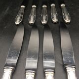 9 table knives in silver metal.