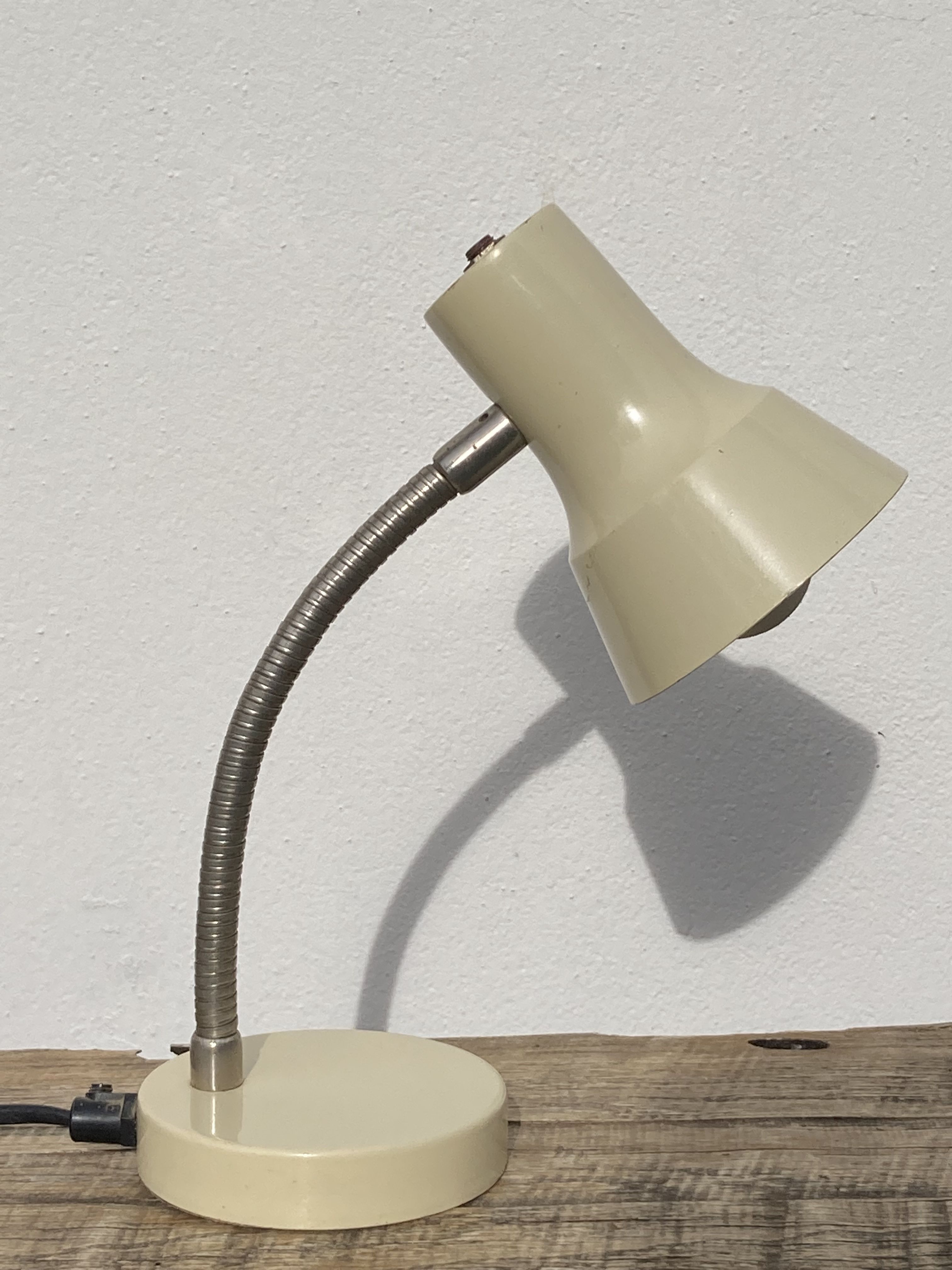 Vintage articulated industrial beige metal desk lamp
