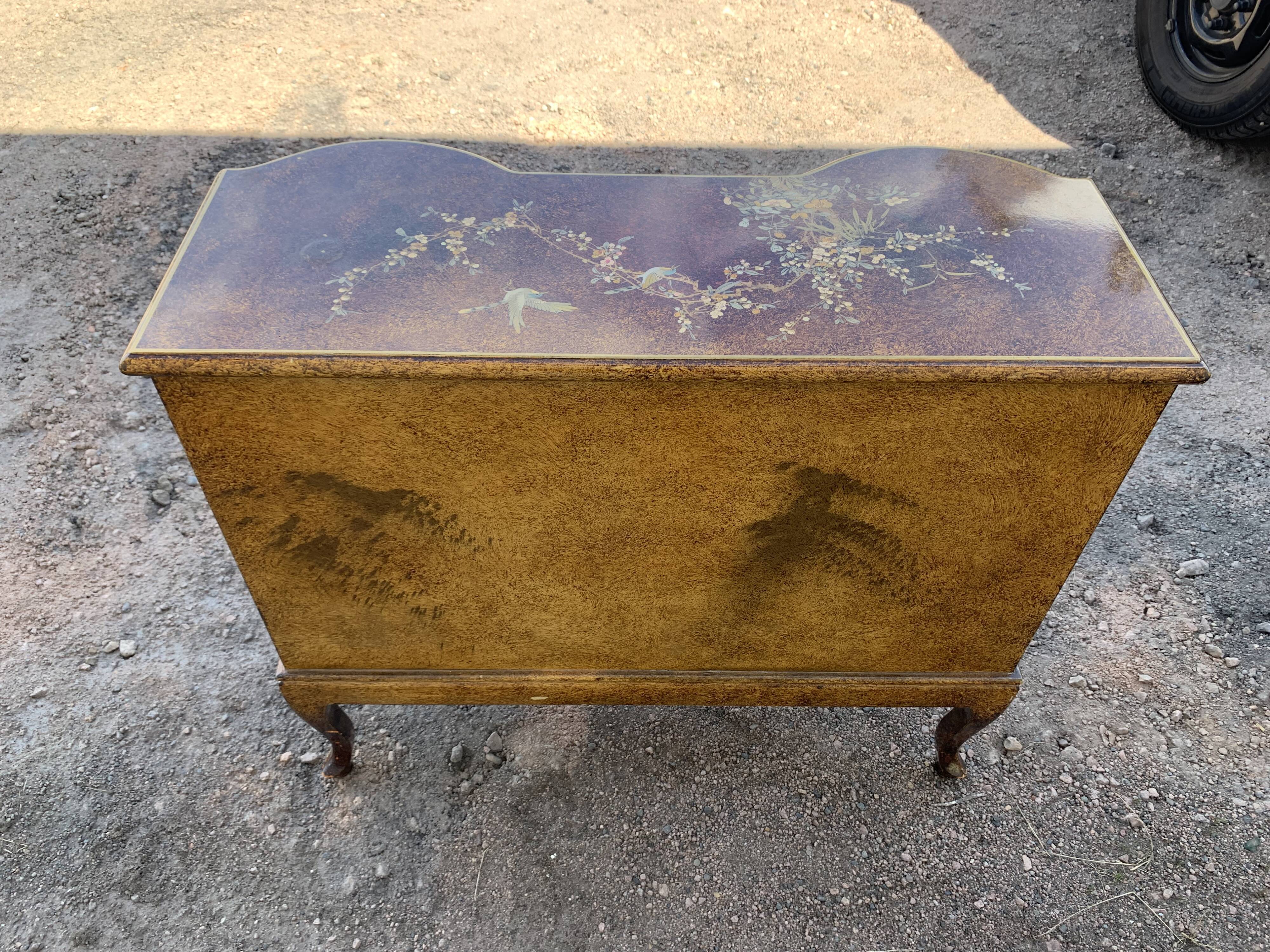 Venetian chest of drawers