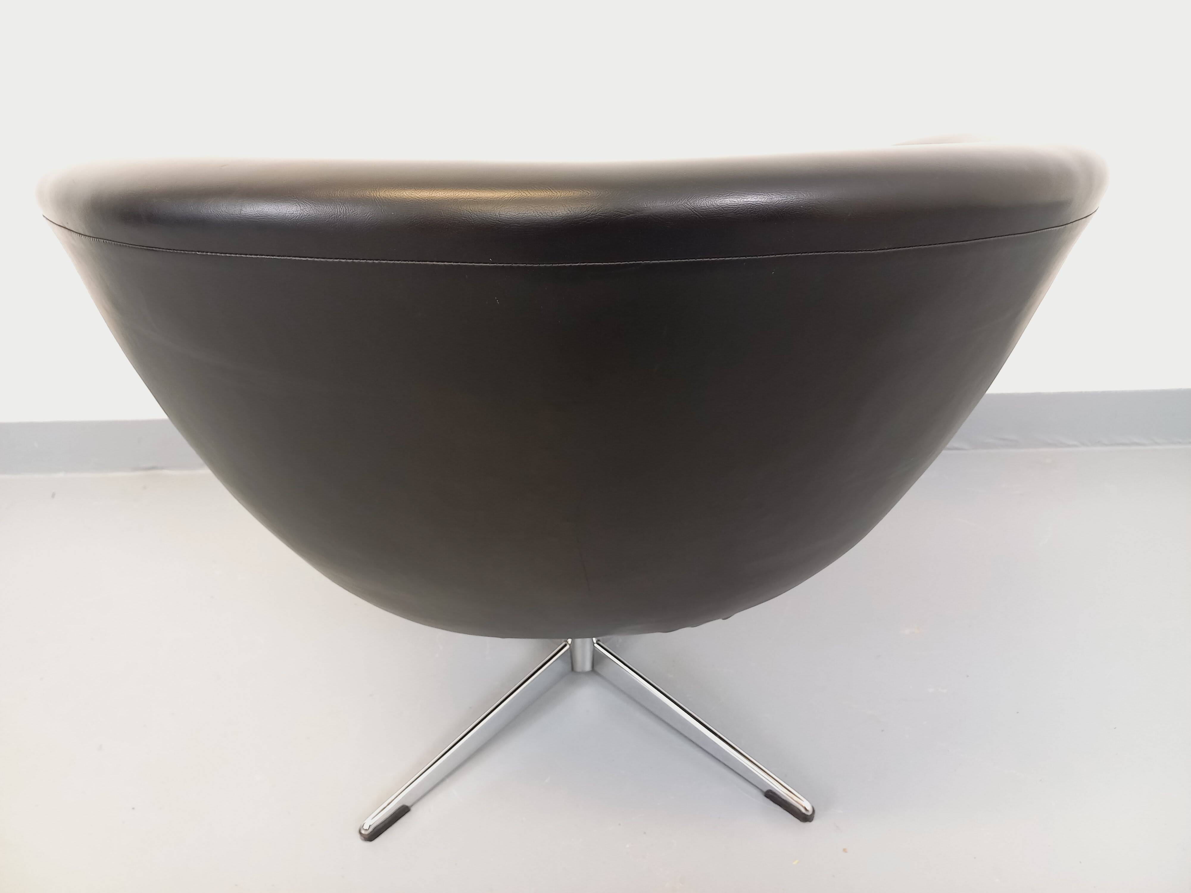 Vintage Scandinavian swivel chair in faux leather and chrome from the 1970s.