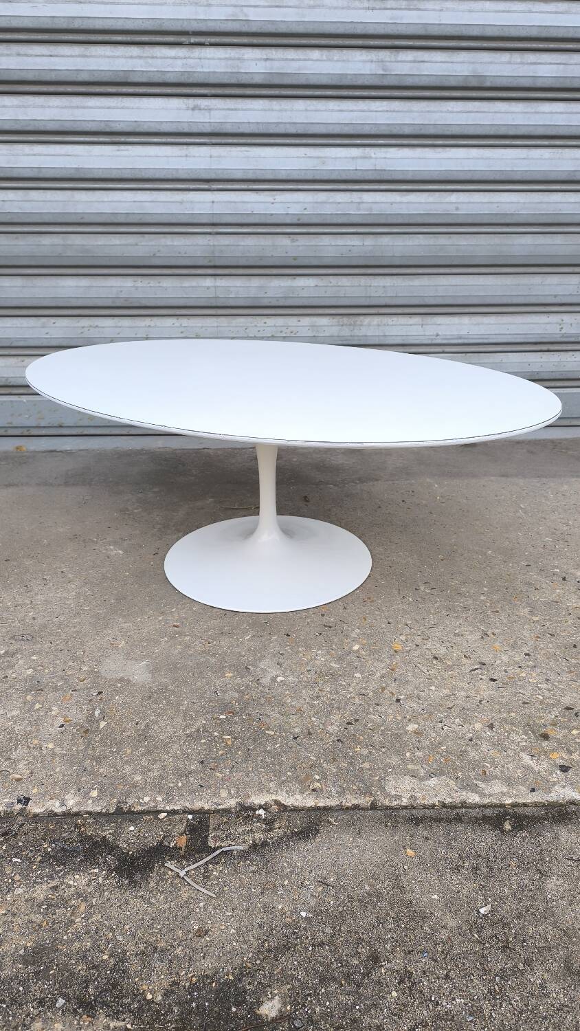 Oval Tulip Coffee Table by Knoll International design Eero Saarinen
