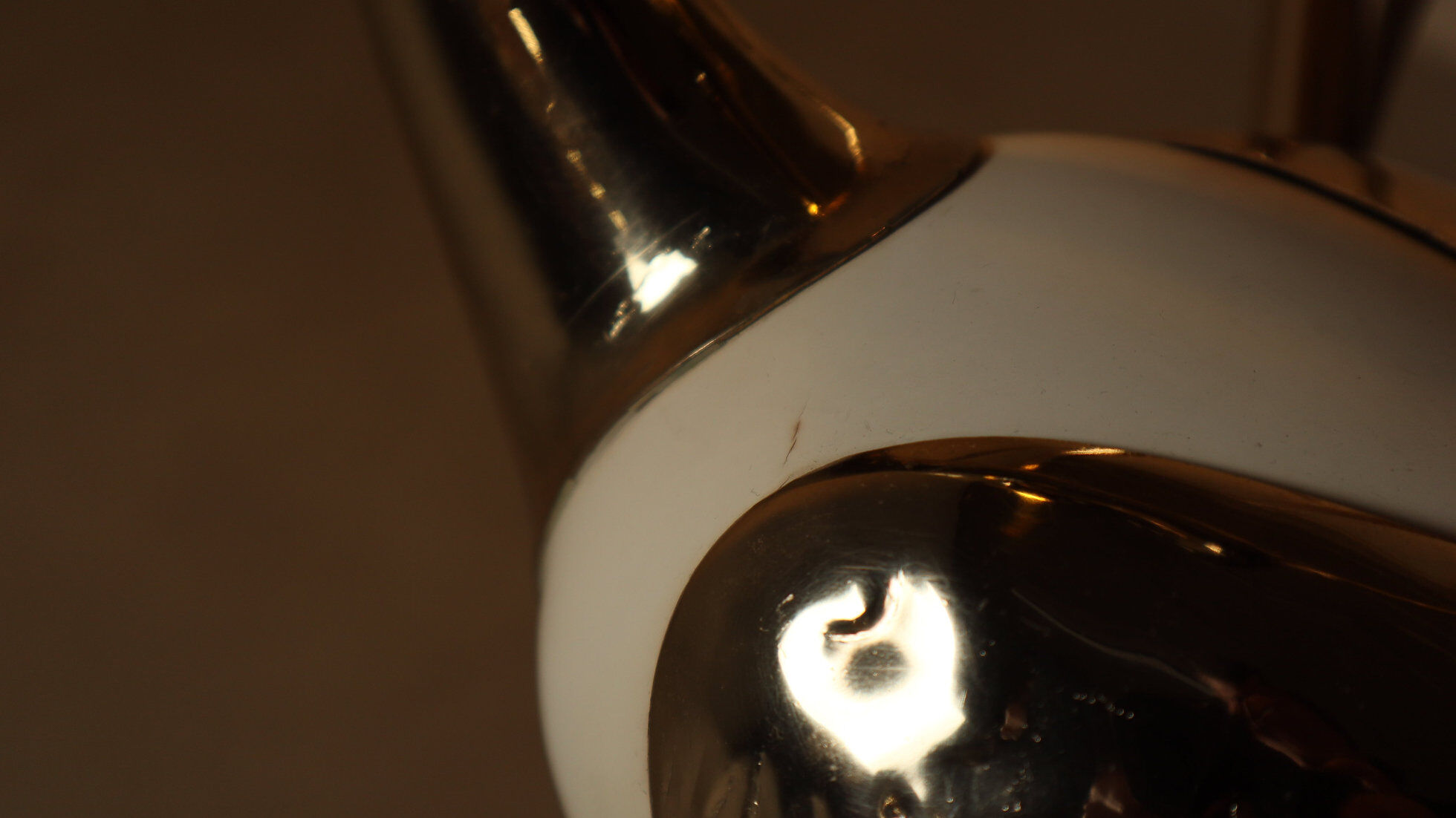 Grand lampadaire en laiton en forme de flamant rose, orné de feuilles de ginkgo sculptées, années 1970