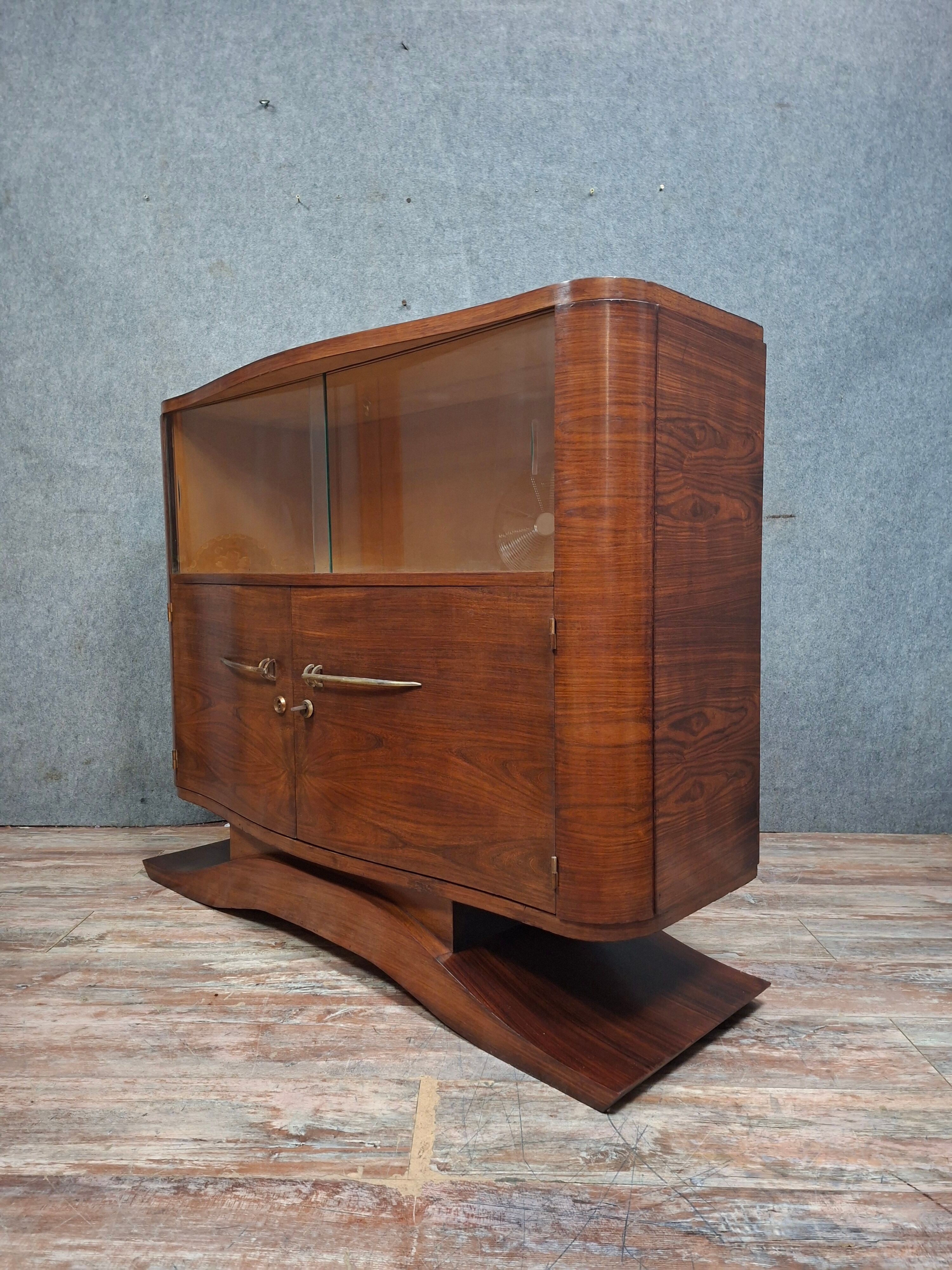 Buffet / Vitrine Art Déco en placage de noyer – Vers 1930
