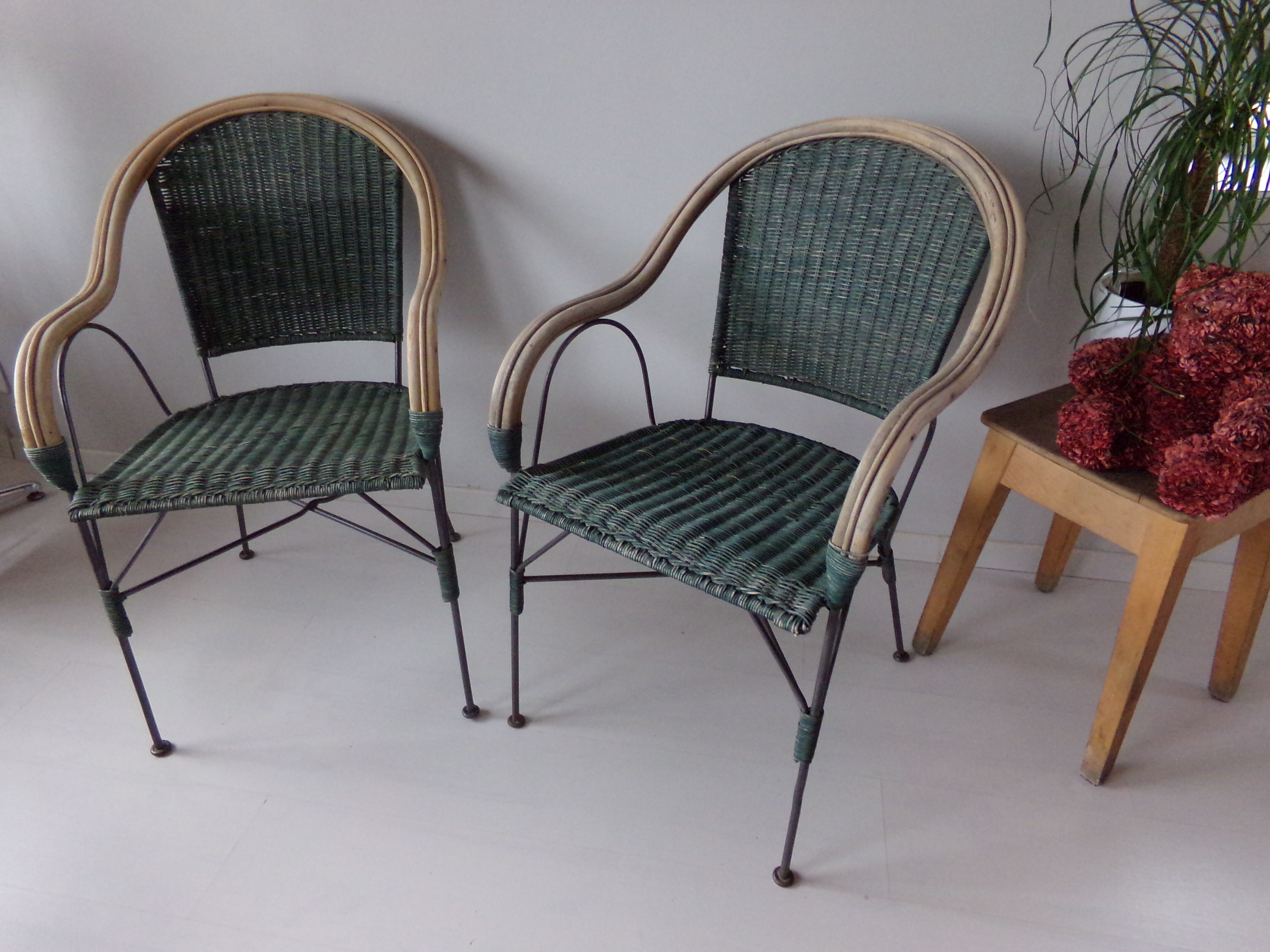 Duo de fauteuils anciens en fer forgé et osier