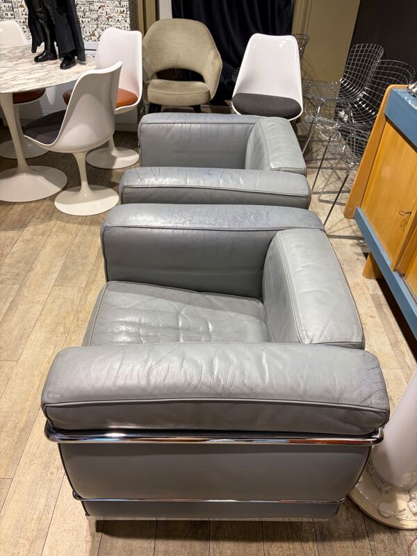 Paire de fauteuils Cassina modèle LC2 cuirs gris