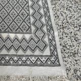 Hand-woven white and gray margoum rug