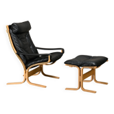 Fauteuil Siesta Lounge et repose-pieds Ingmar Relling en chêne naturel et cuir noir.