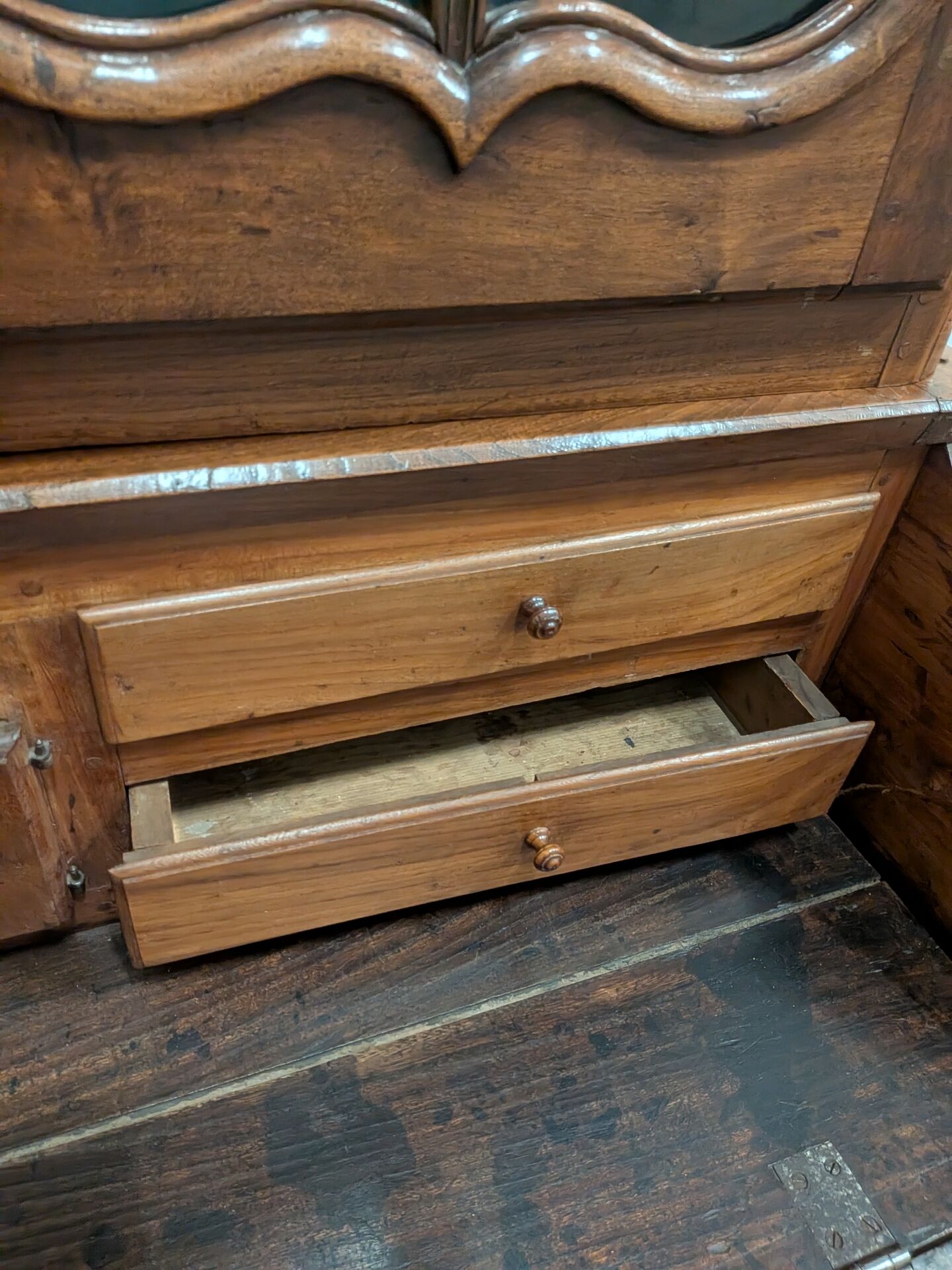 Bureau scriban en tombeau à vitrine, orme massif, XVIIIe