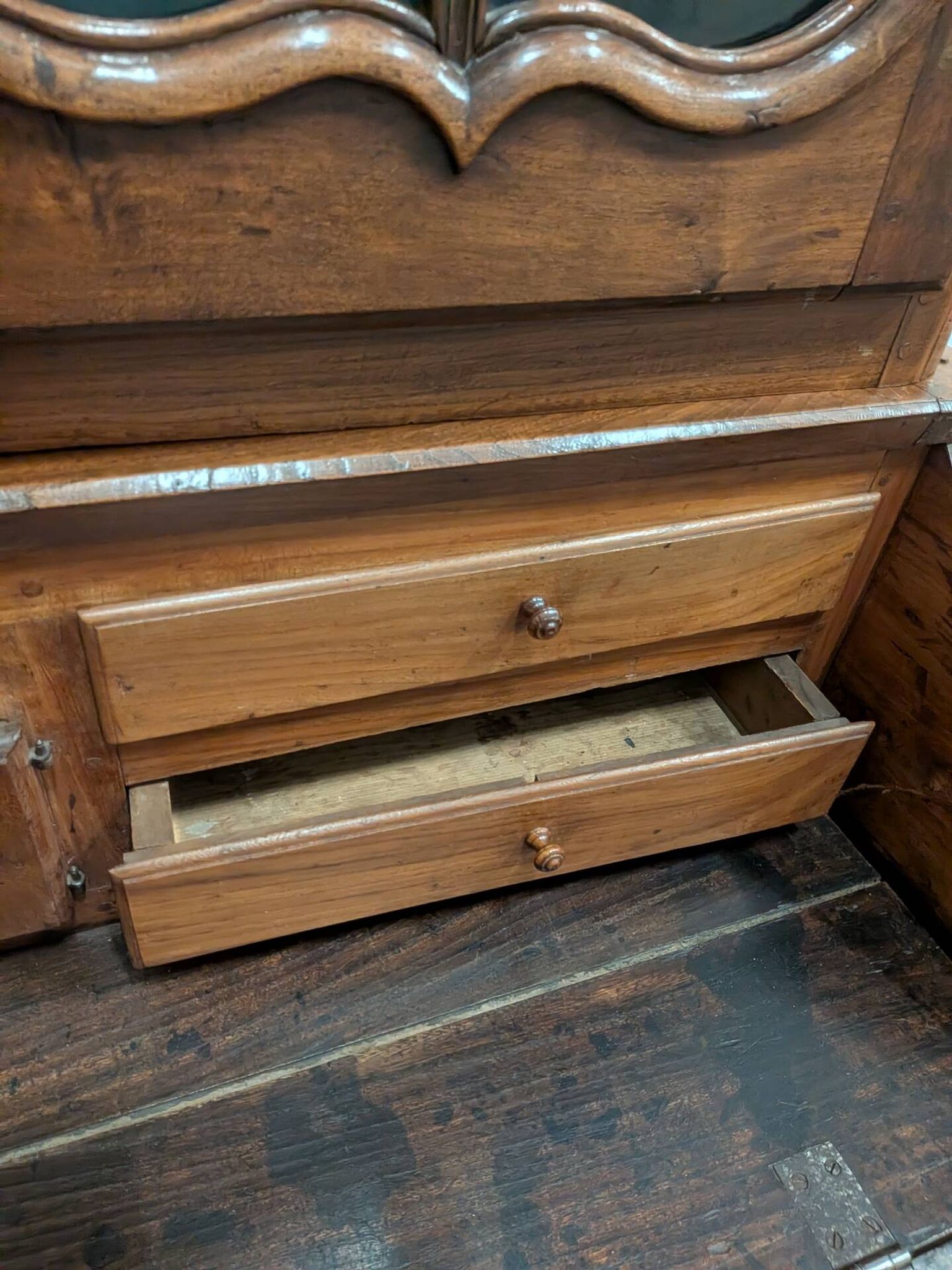 Bureau scriban en tombeau à vitrine, orme massif, XVIIIe