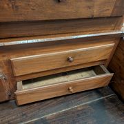 Bureau scriban en tombeau à vitrine, orme massif, XVIIIe