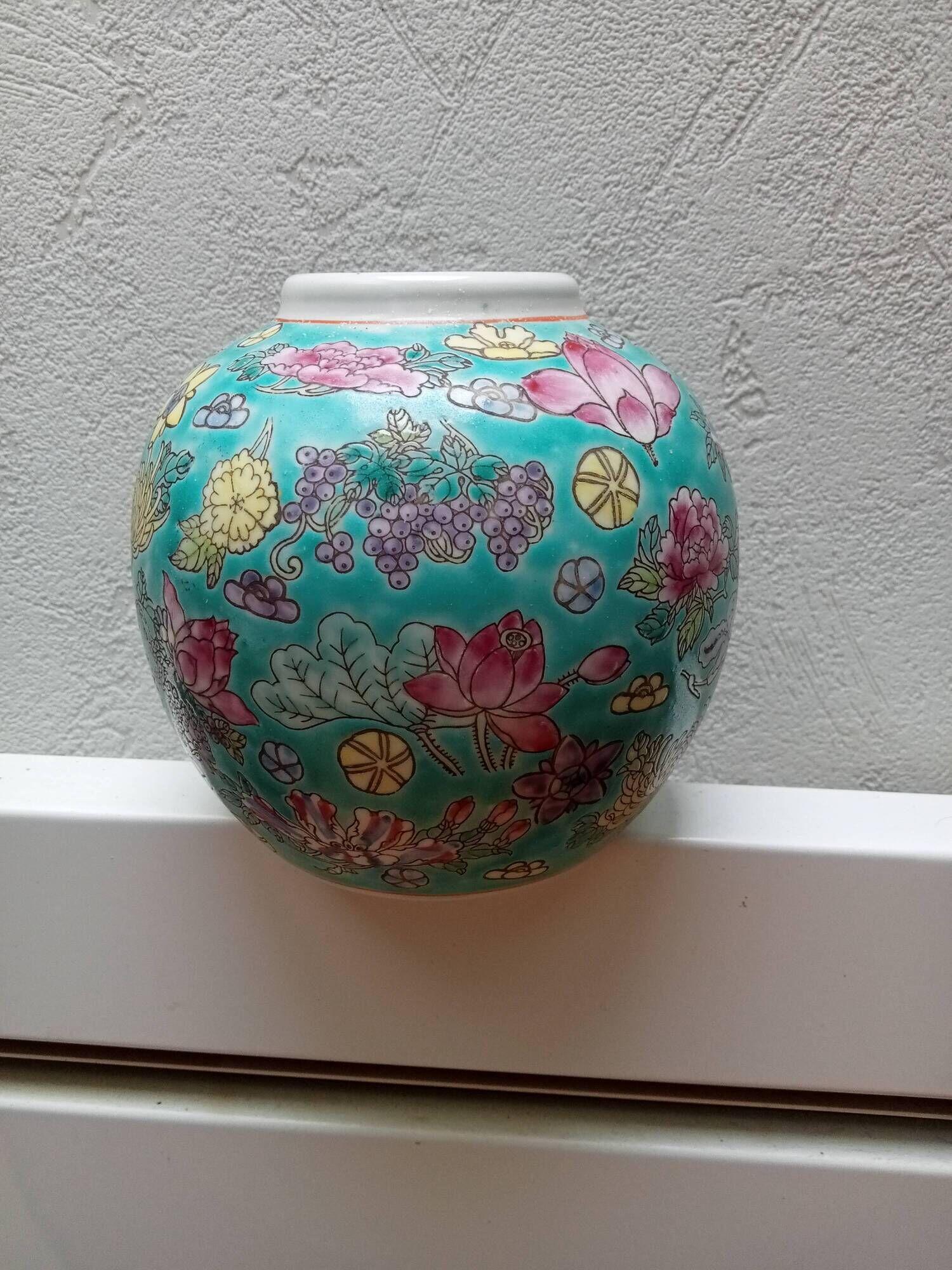round porcelain vase from China, 19th century, glazed, diameter 11 cm