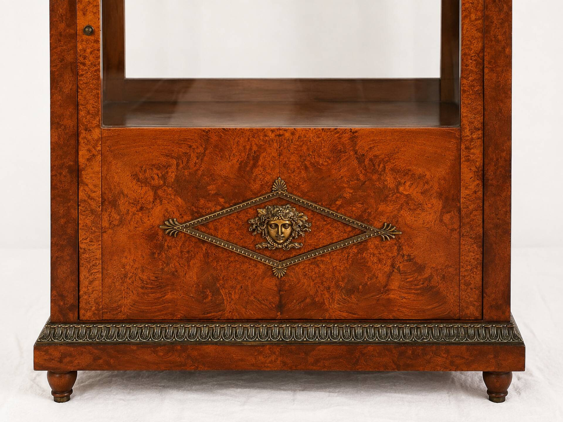 Vitrine ancienne en loupe d’orme et bronzés dorés - Style Napoléon III