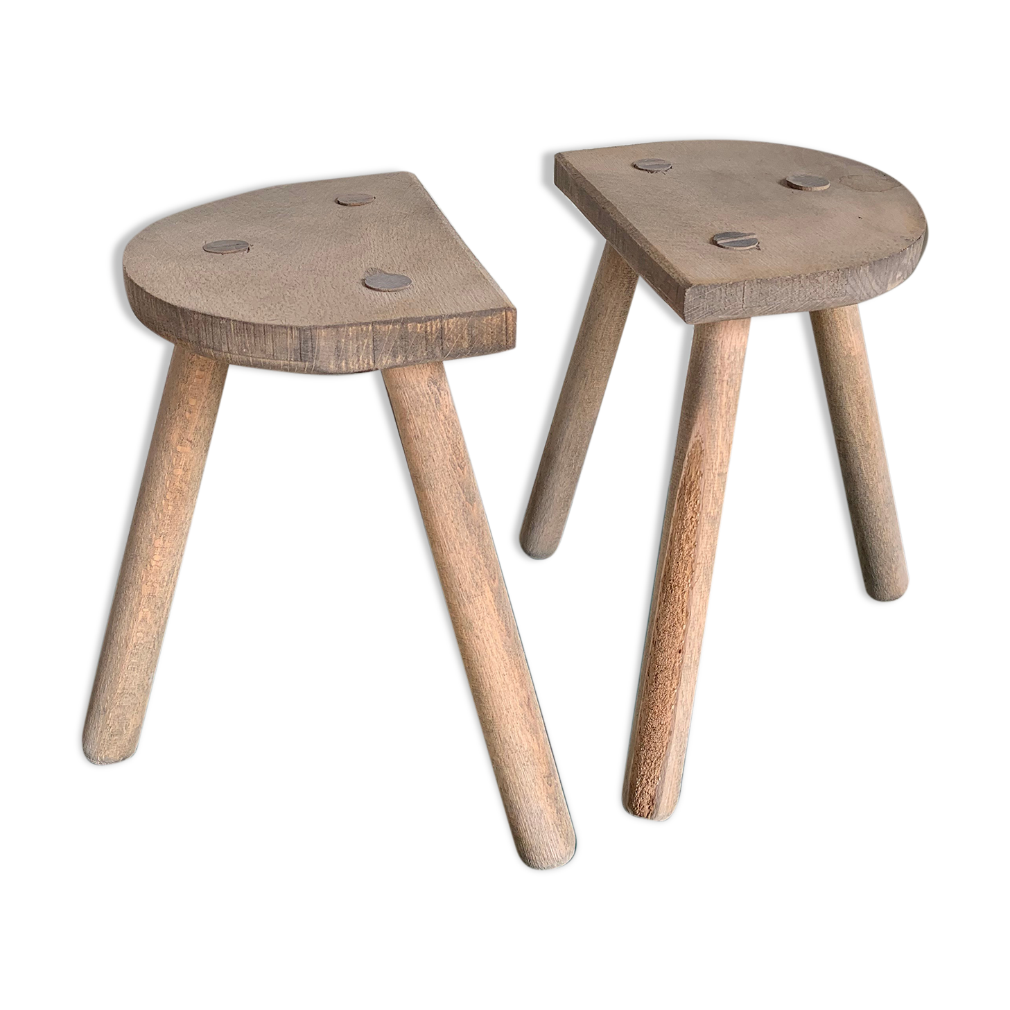 Duo de tabourets tripodes en bois brut