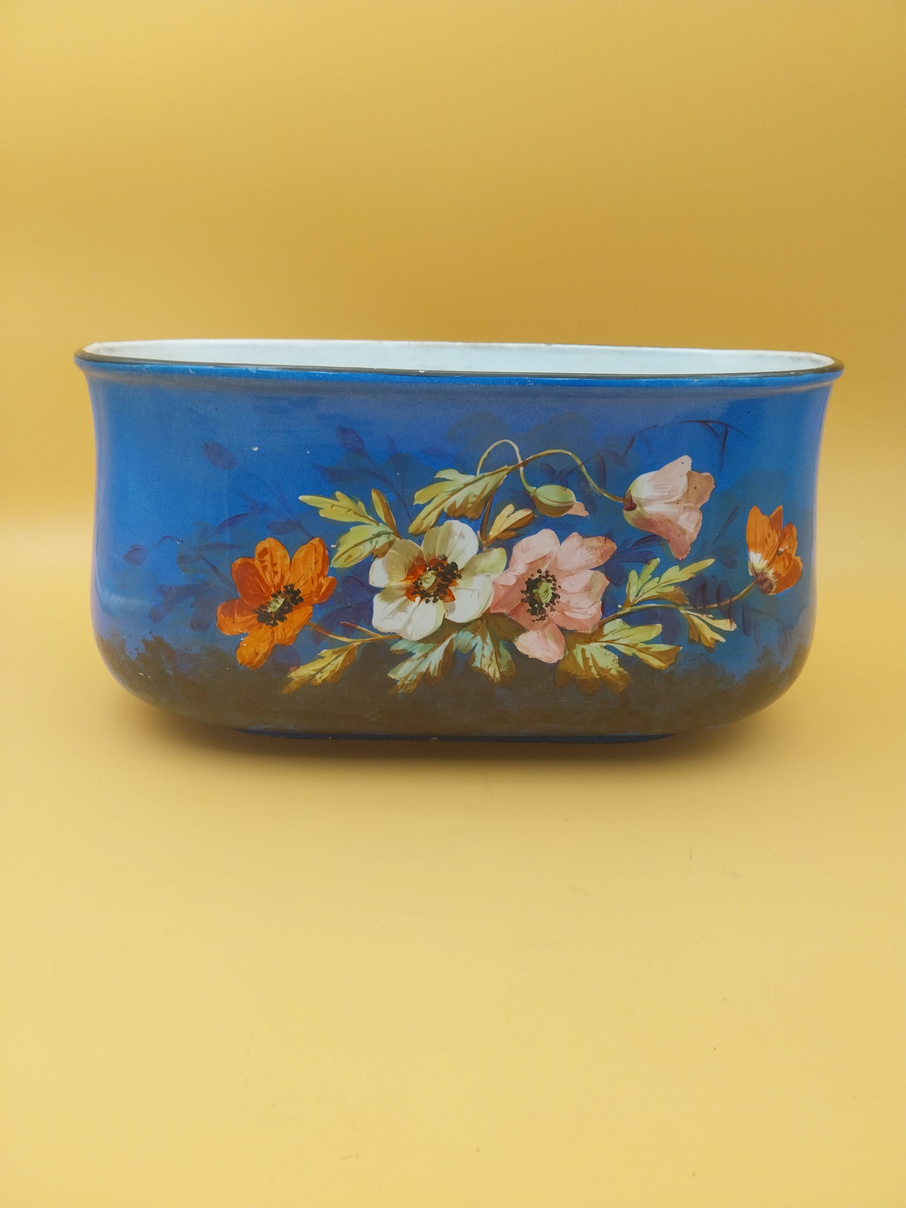 Paris porcelain jardinière with floral and bird decoration, 19th century.