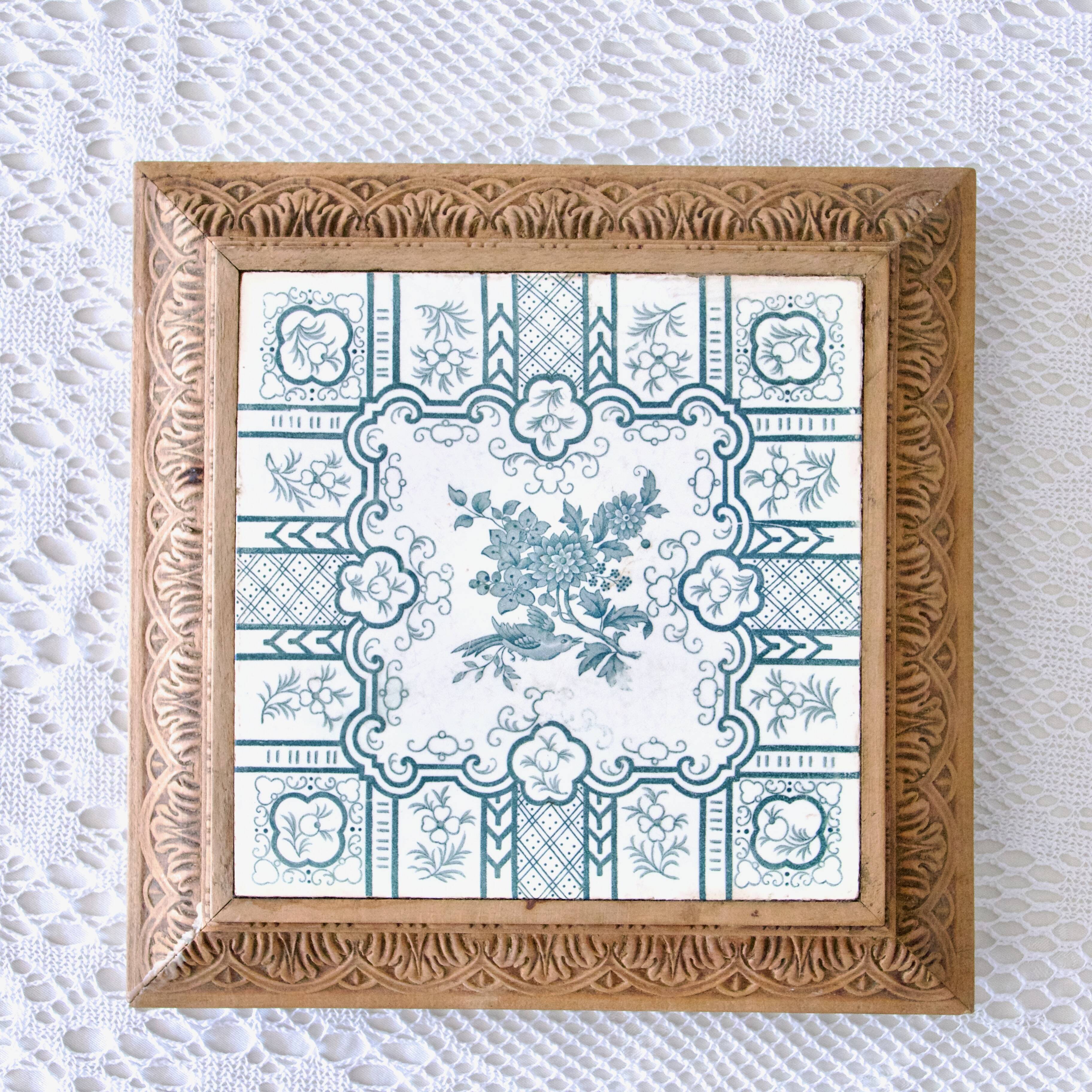 Very large ironstone trivet, 19th century, The Favorite bird