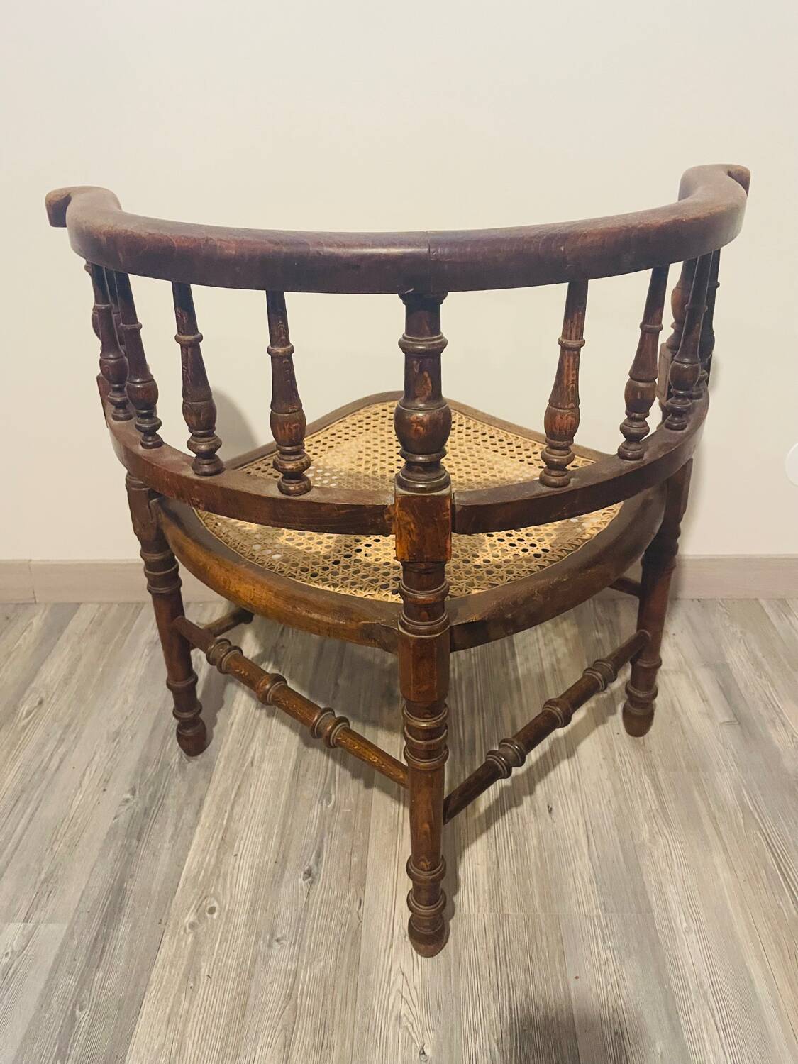 Chaise d’angle en bois et cannage