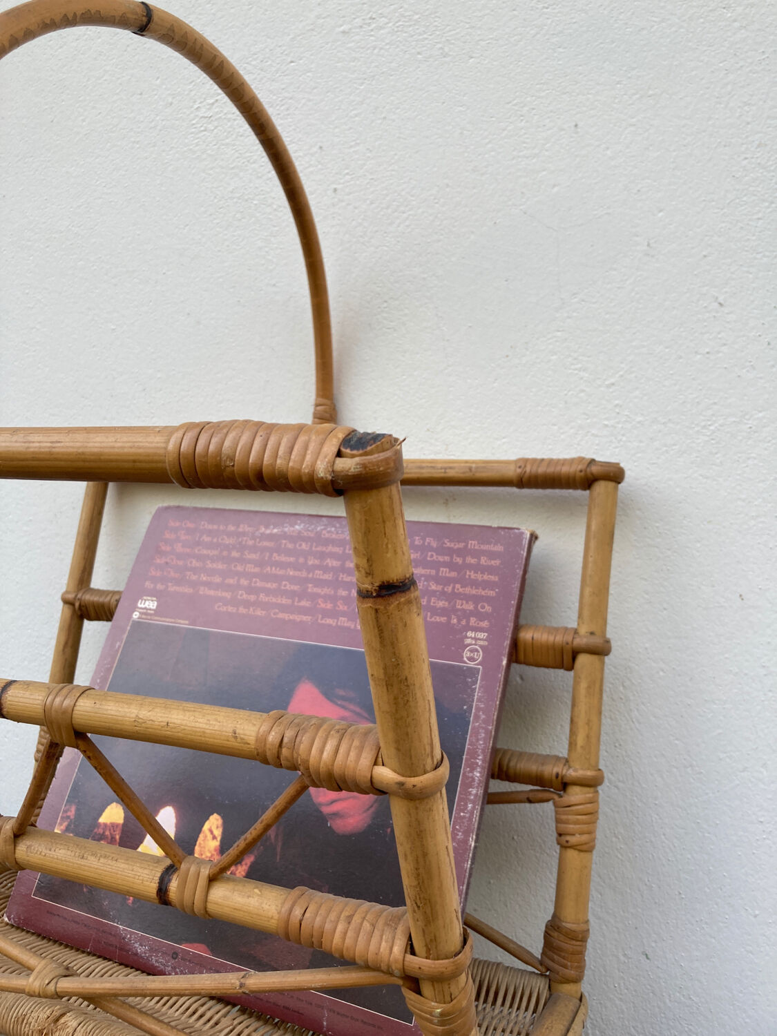 Vinyl holder in rattan and bamboo
