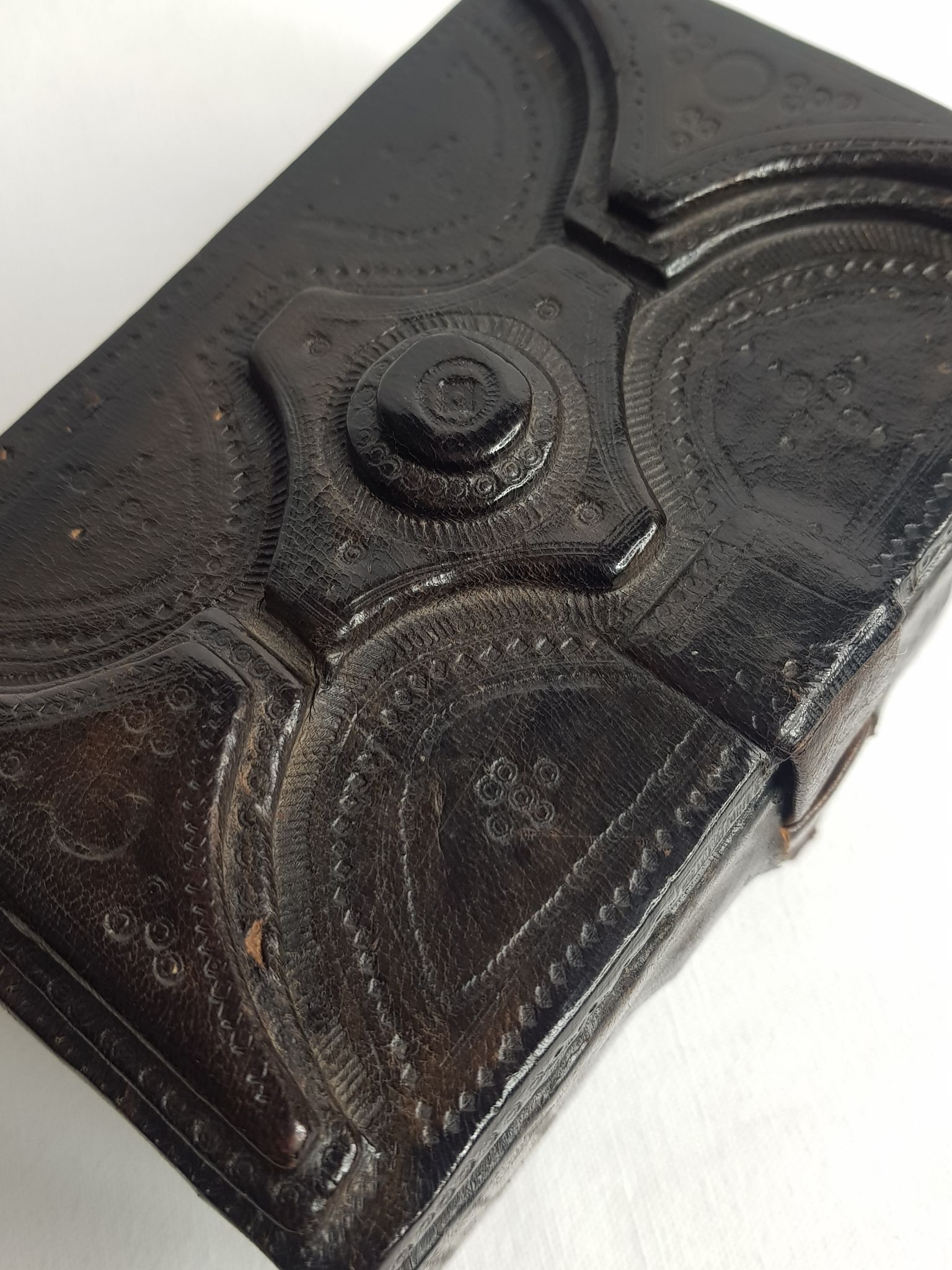 Touareg jewelry box in wood and leather pushed back 13.5 cm