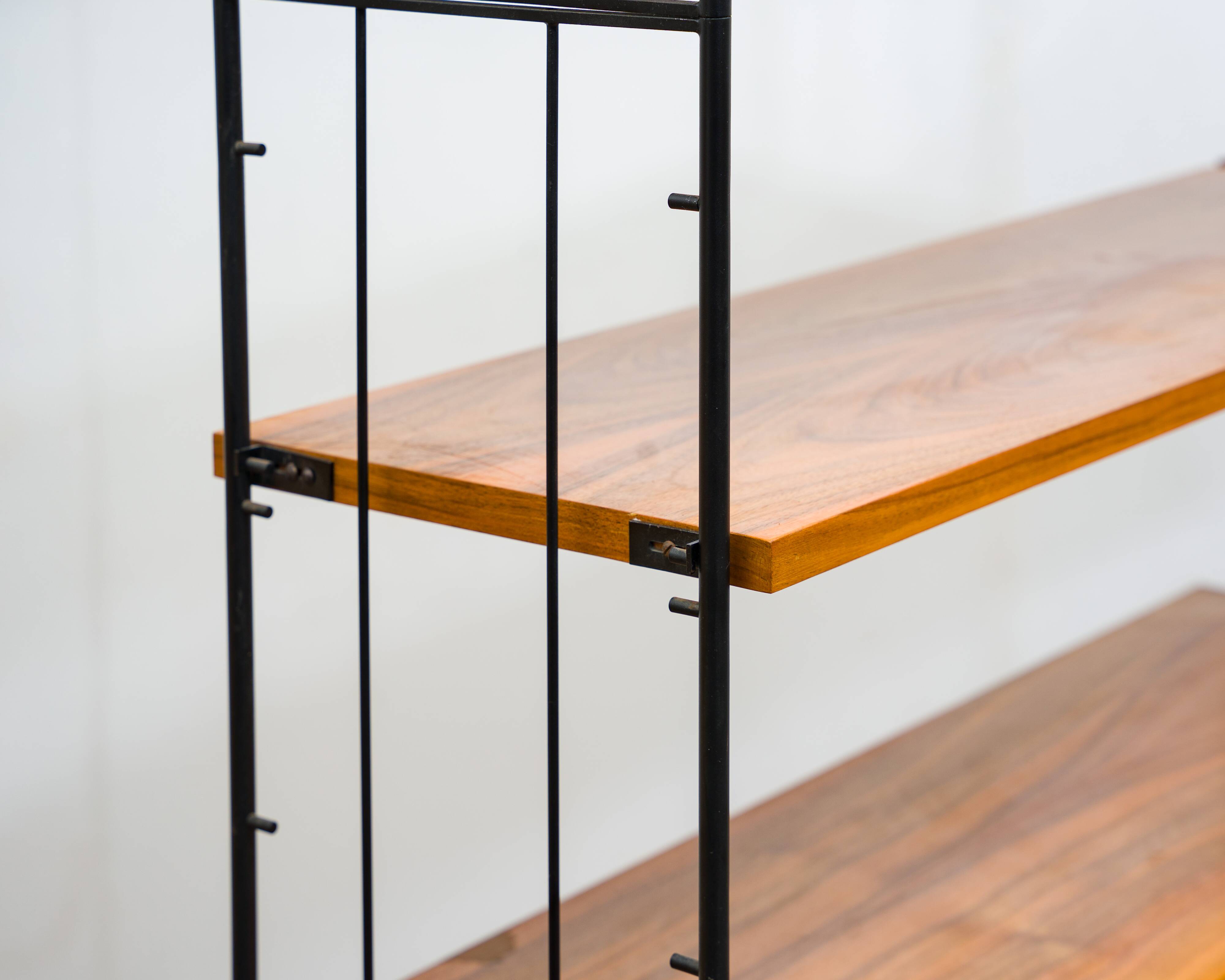 Etagère sur pieds, échelles en métal noir, années 60