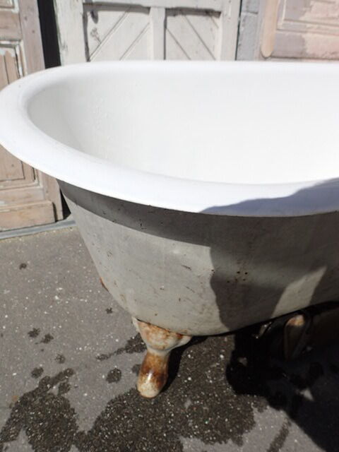Cast iron bathtub, two rounded ends, 1900