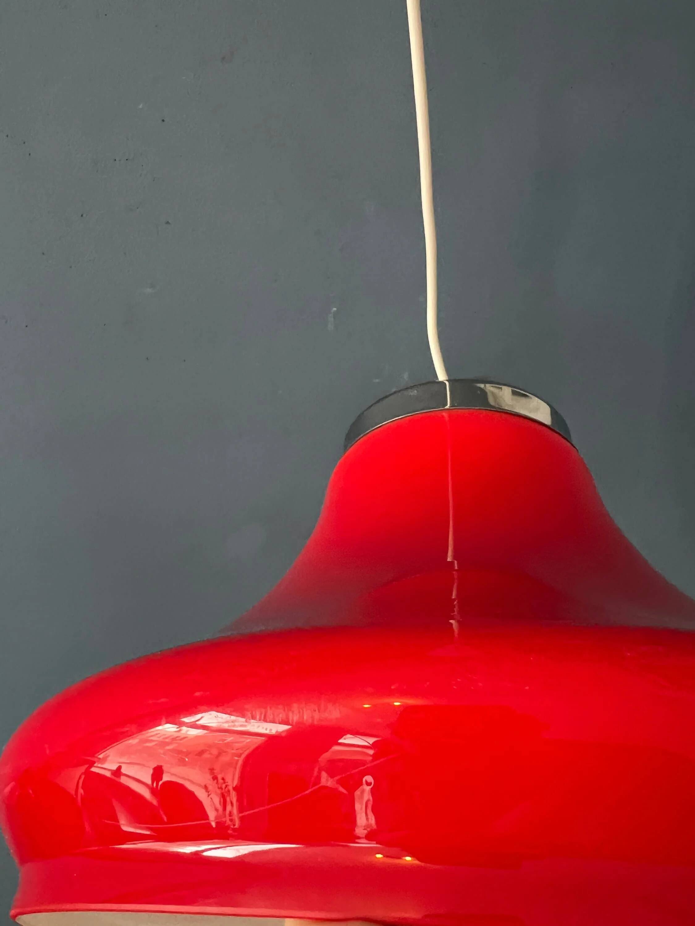Suspension Space Age rouge en plexiglas avec dessus chromé