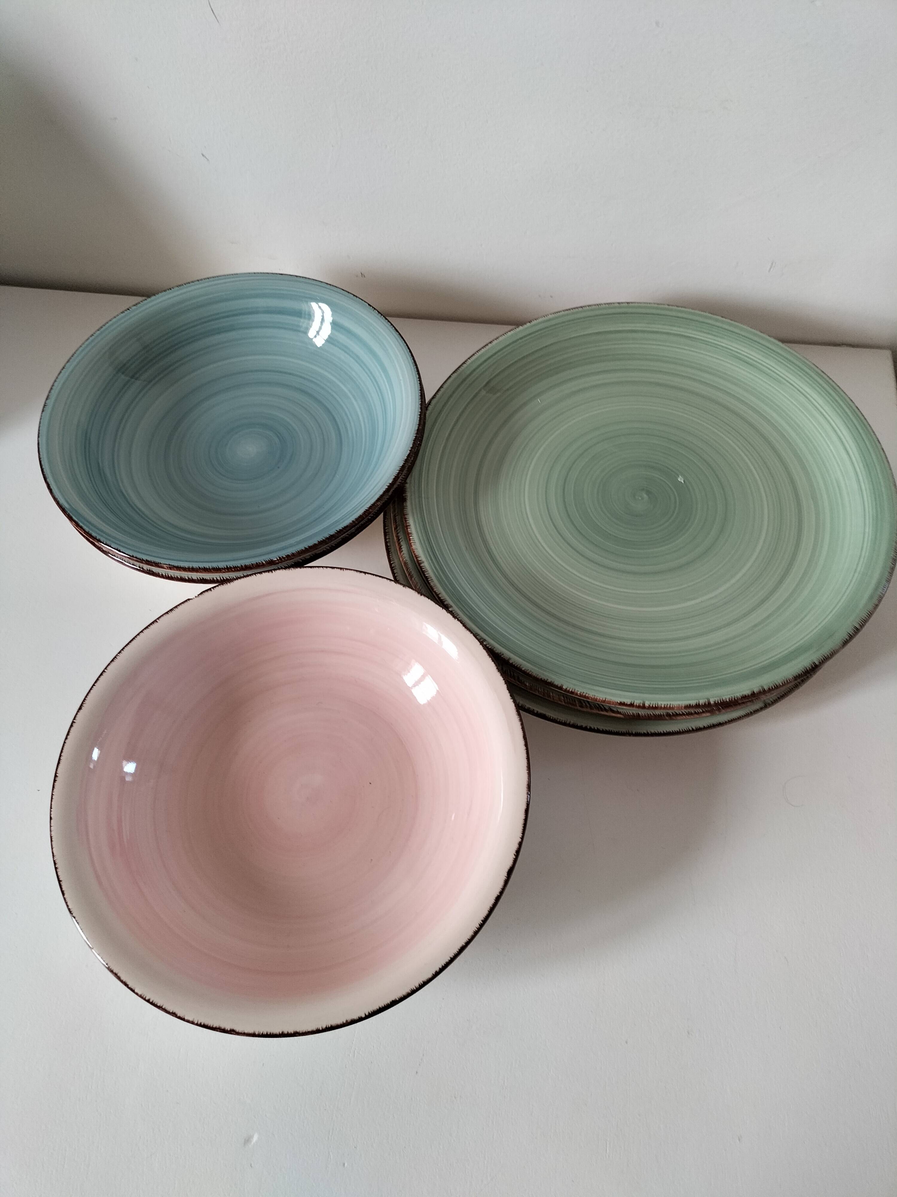 Set of 7 vintage flat and deep plates