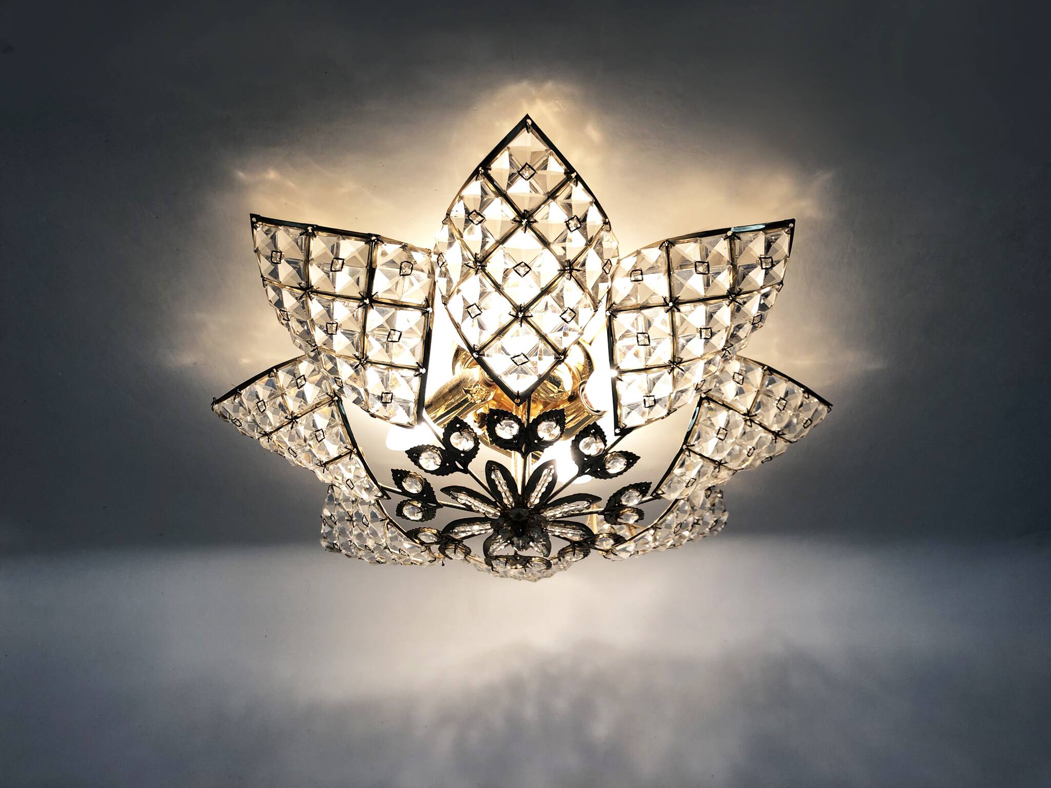 Ancien plafonnier en forme d'étoile à 4 feux en laiton, pampilles en verre. Années 80