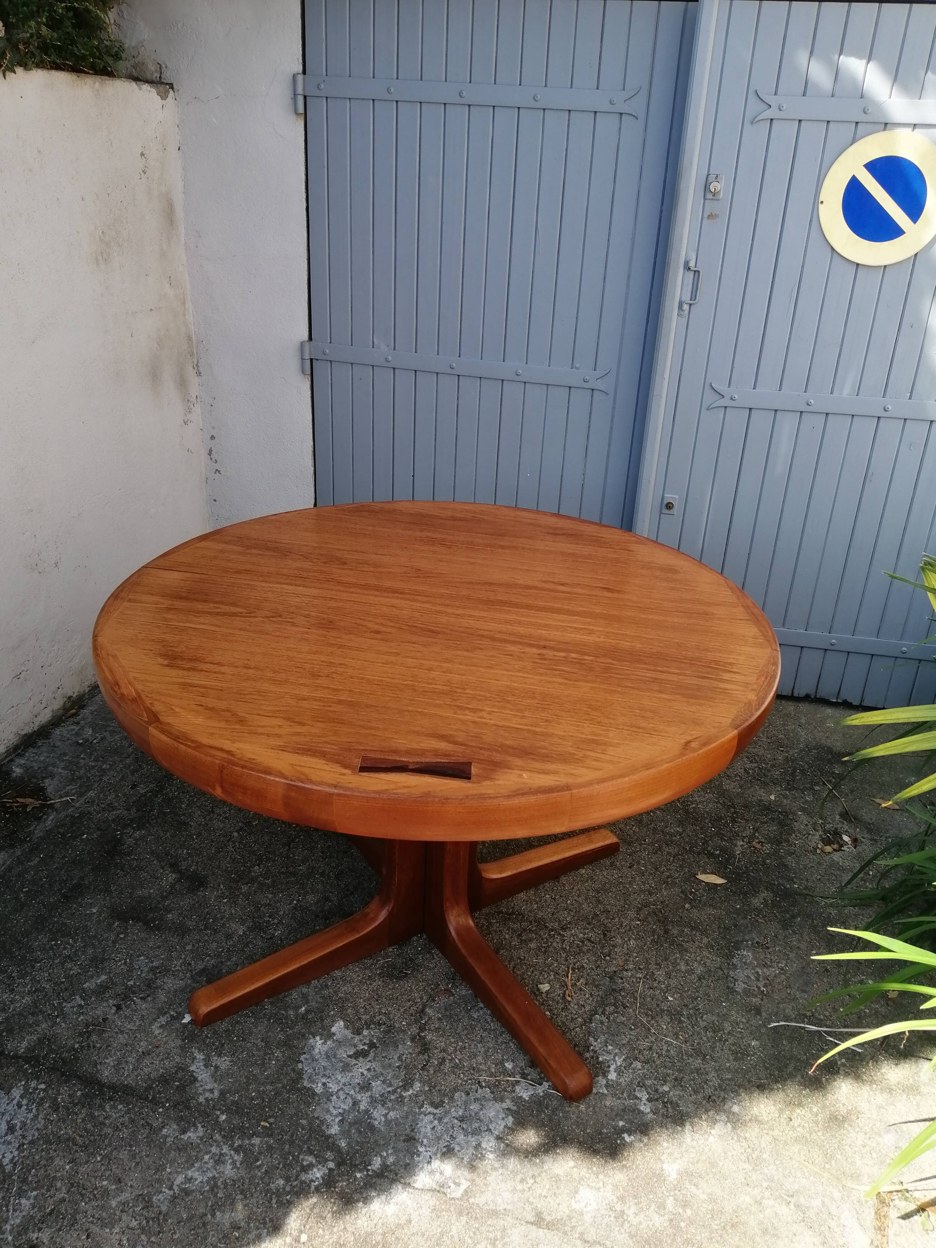 Danish teak dining table from the 1971s with extension cord