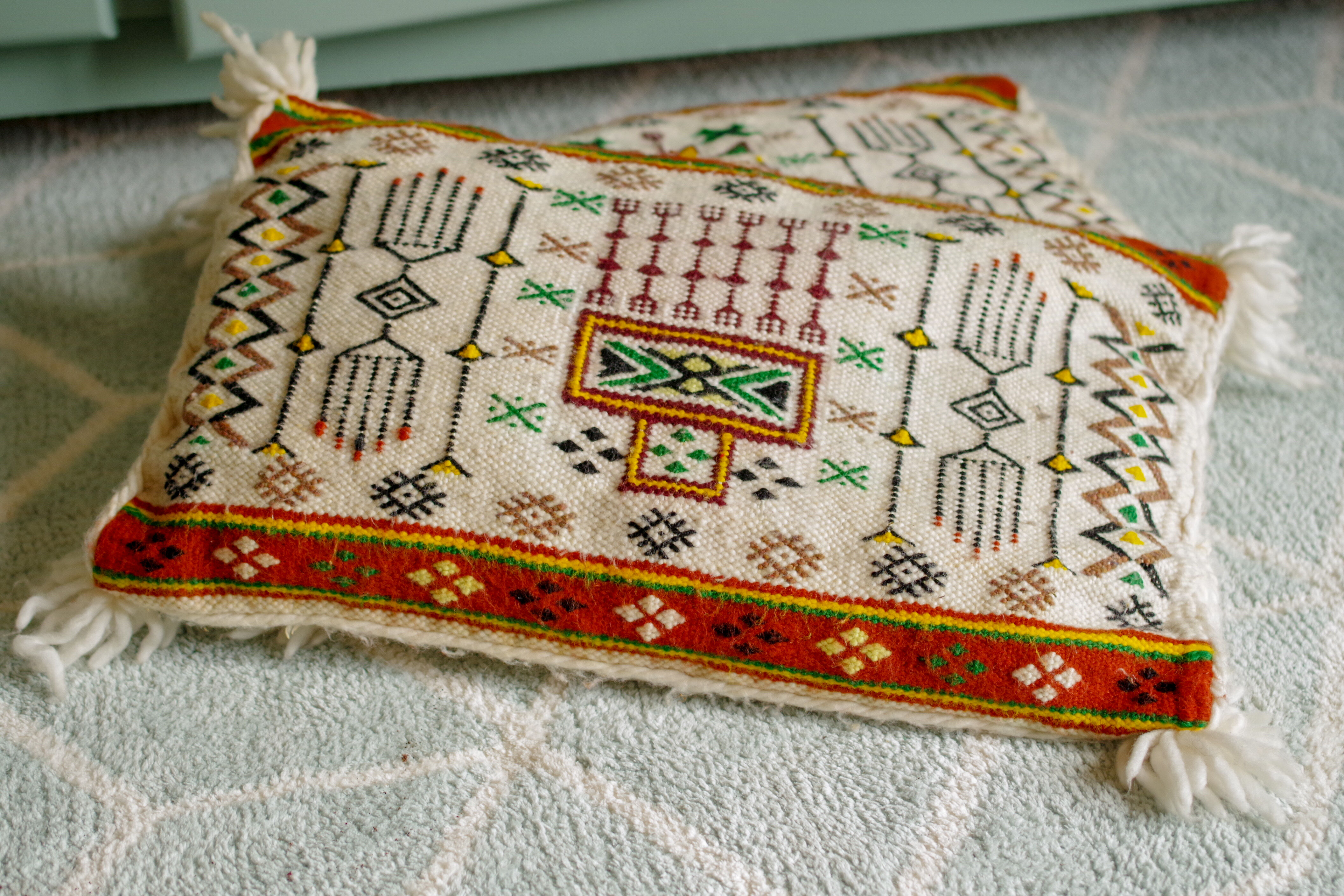 Coussin ancien broderies ethniques 51x34cm